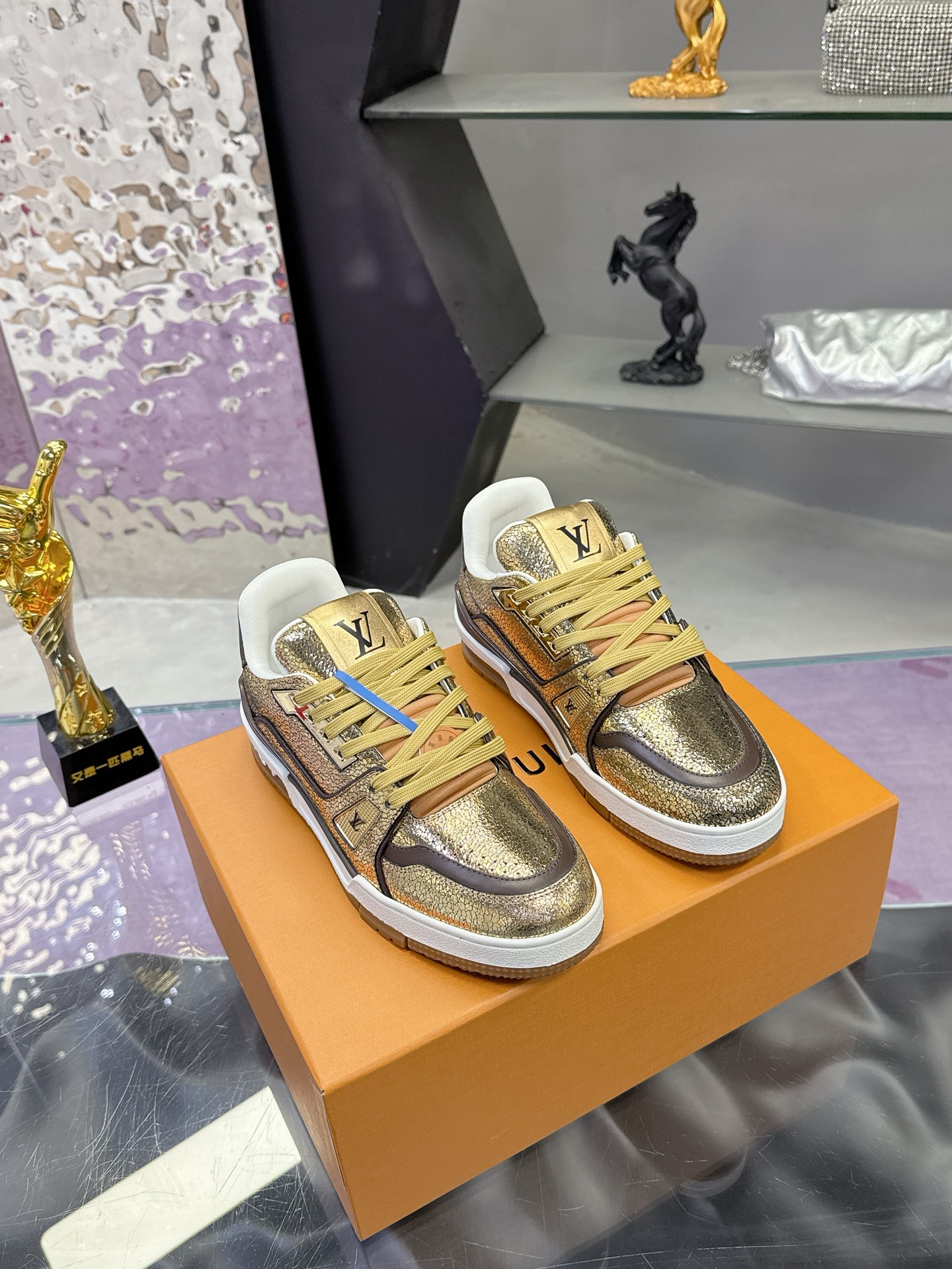 Louis Vuitton LV Trainer Maxi运动鞋将成衣系列的宽松廓形引入VirgilAbloh笔下的LVTrainer运动鞋设计