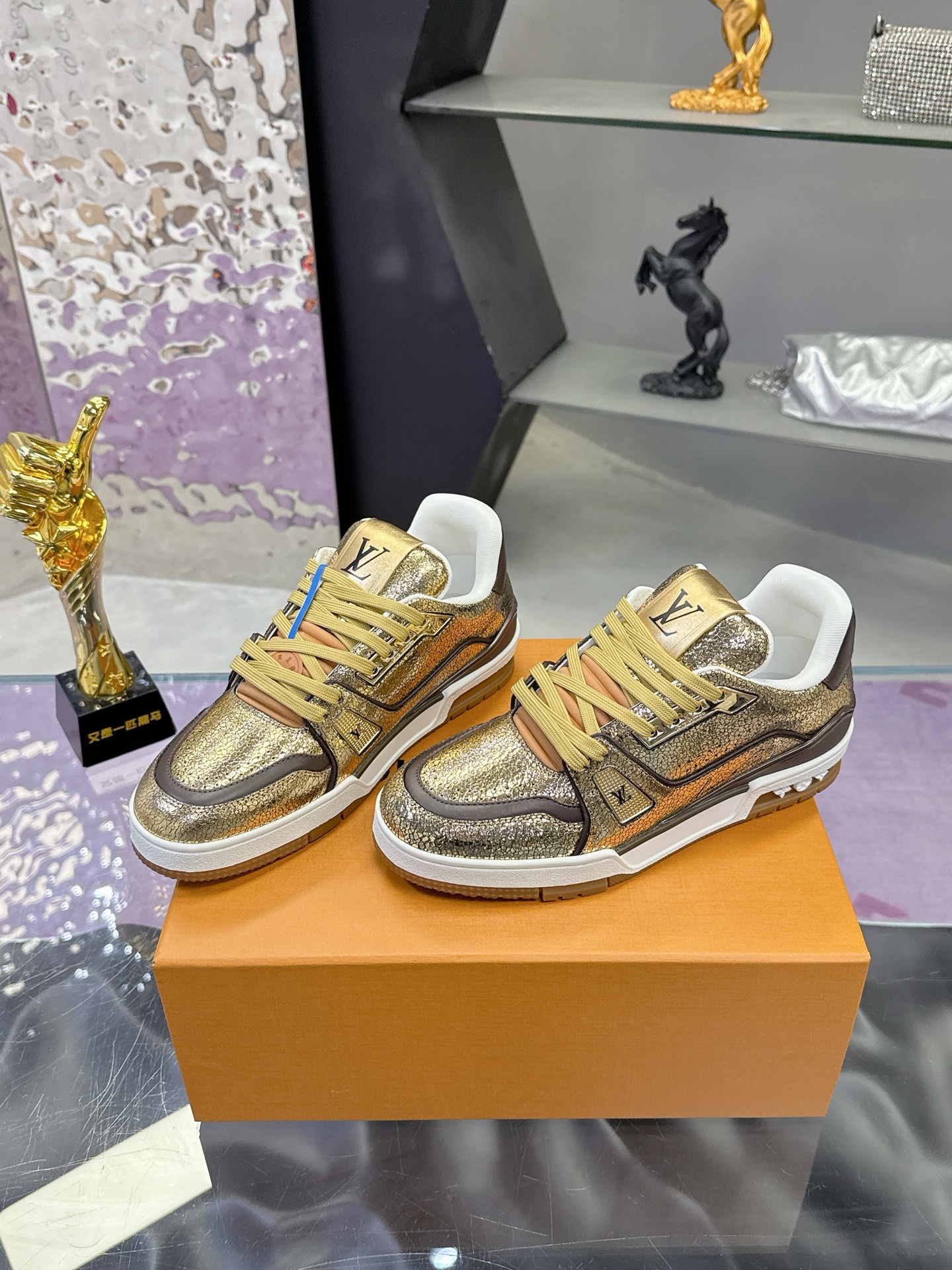 Louis Vuitton LV Trainer Maxi运动鞋将成衣系列的宽松廓形引入VirgilAbloh笔下的LVTrainer运动鞋设计