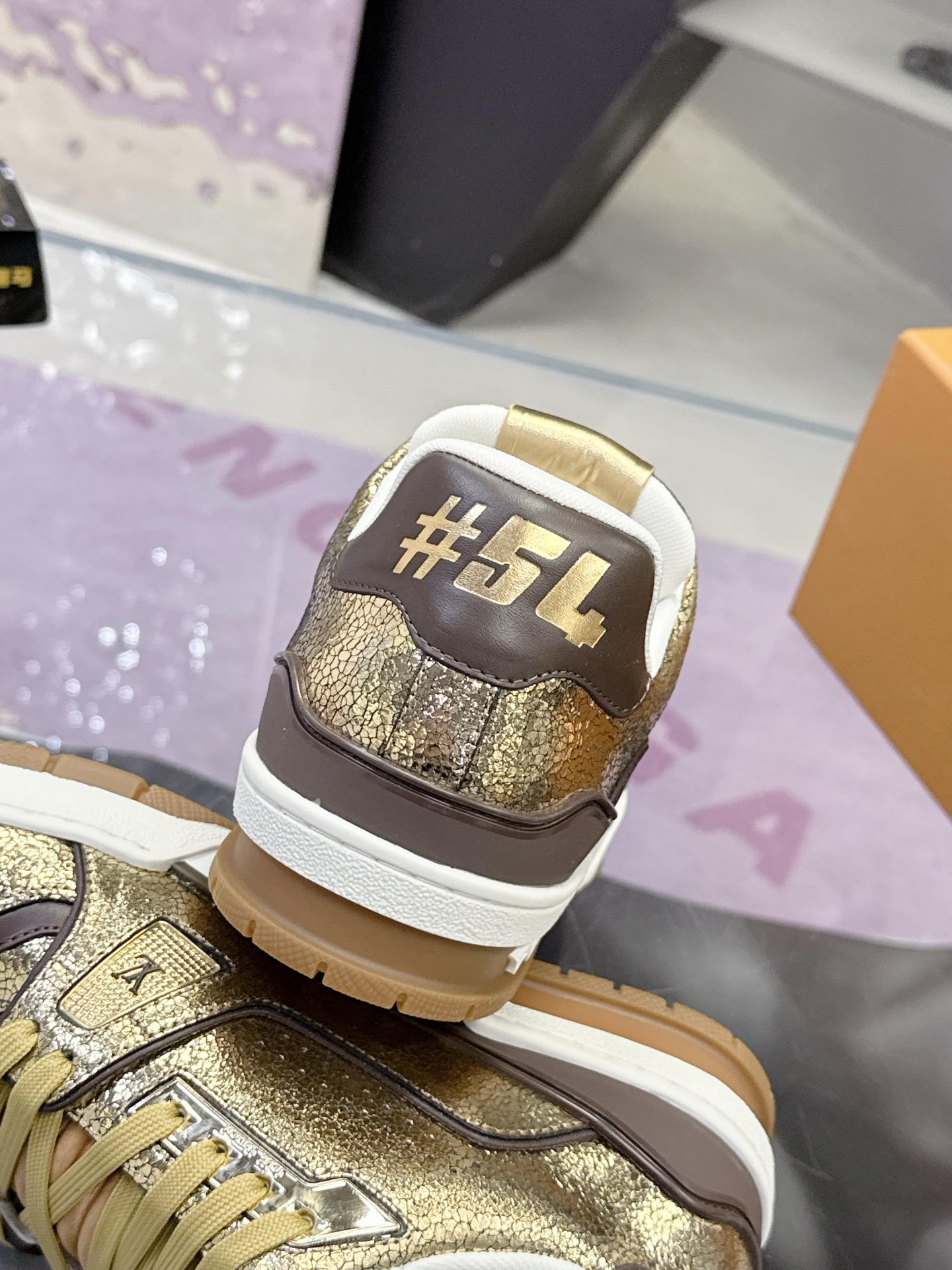 Louis Vuitton LV Trainer Maxi运动鞋将成衣系列的宽松廓形引入VirgilAbloh笔下的LVTrainer运动鞋设计
