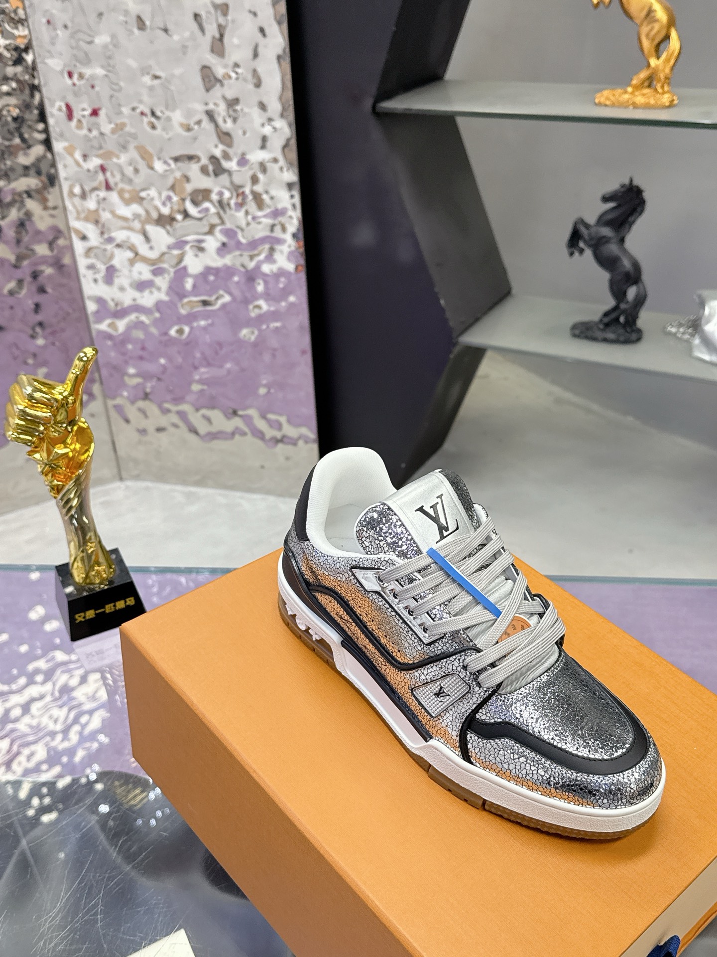 Louis Vuitton LV Trainer Maxi运动鞋将成衣系列的宽松廓形引入VirgilAbloh笔下的LVTrainer运动鞋设计