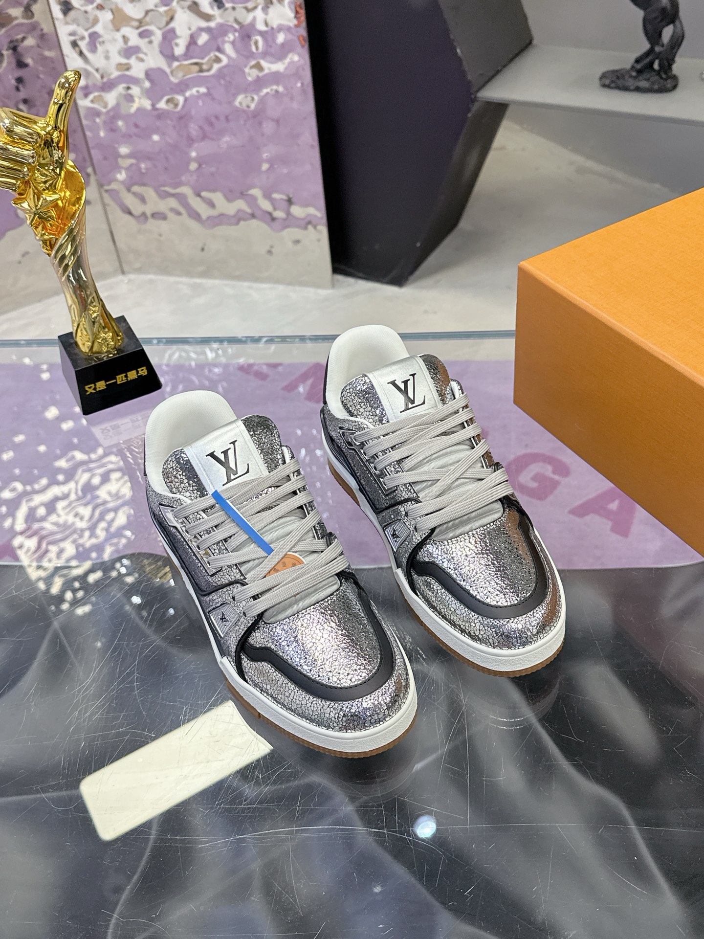 Louis Vuitton LV Trainer Maxi运动鞋将成衣系列的宽松廓形引入VirgilAbloh笔下的LVTrainer运动鞋设计