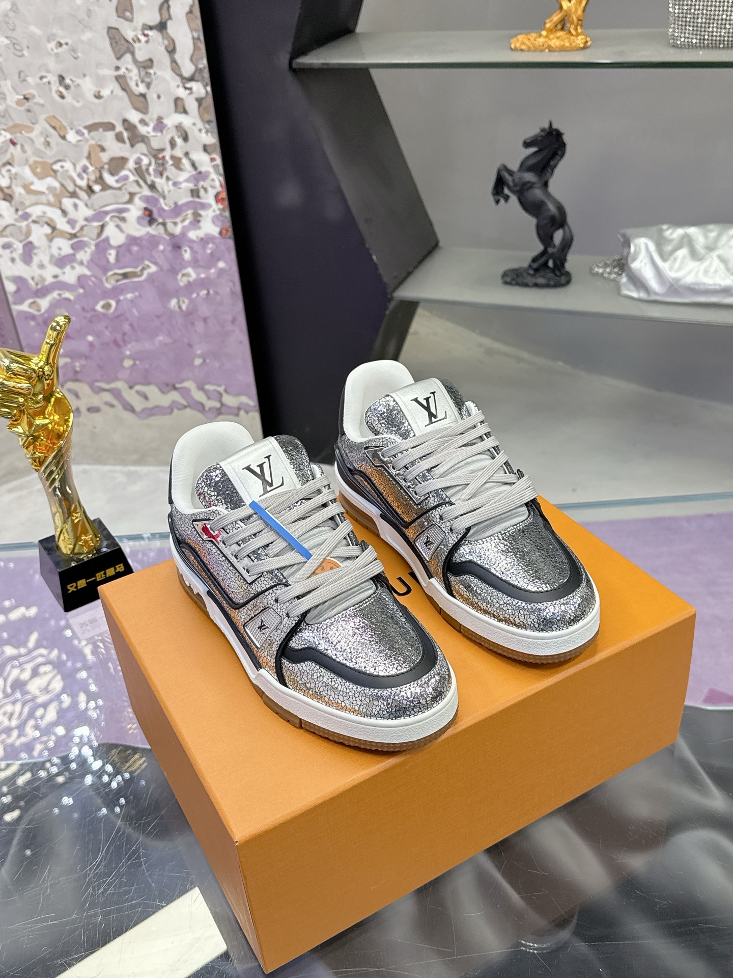 Louis Vuitton LV Trainer Maxi运动鞋将成衣系列的宽松廓形引入VirgilAbloh笔下的LVTrainer运动鞋设计