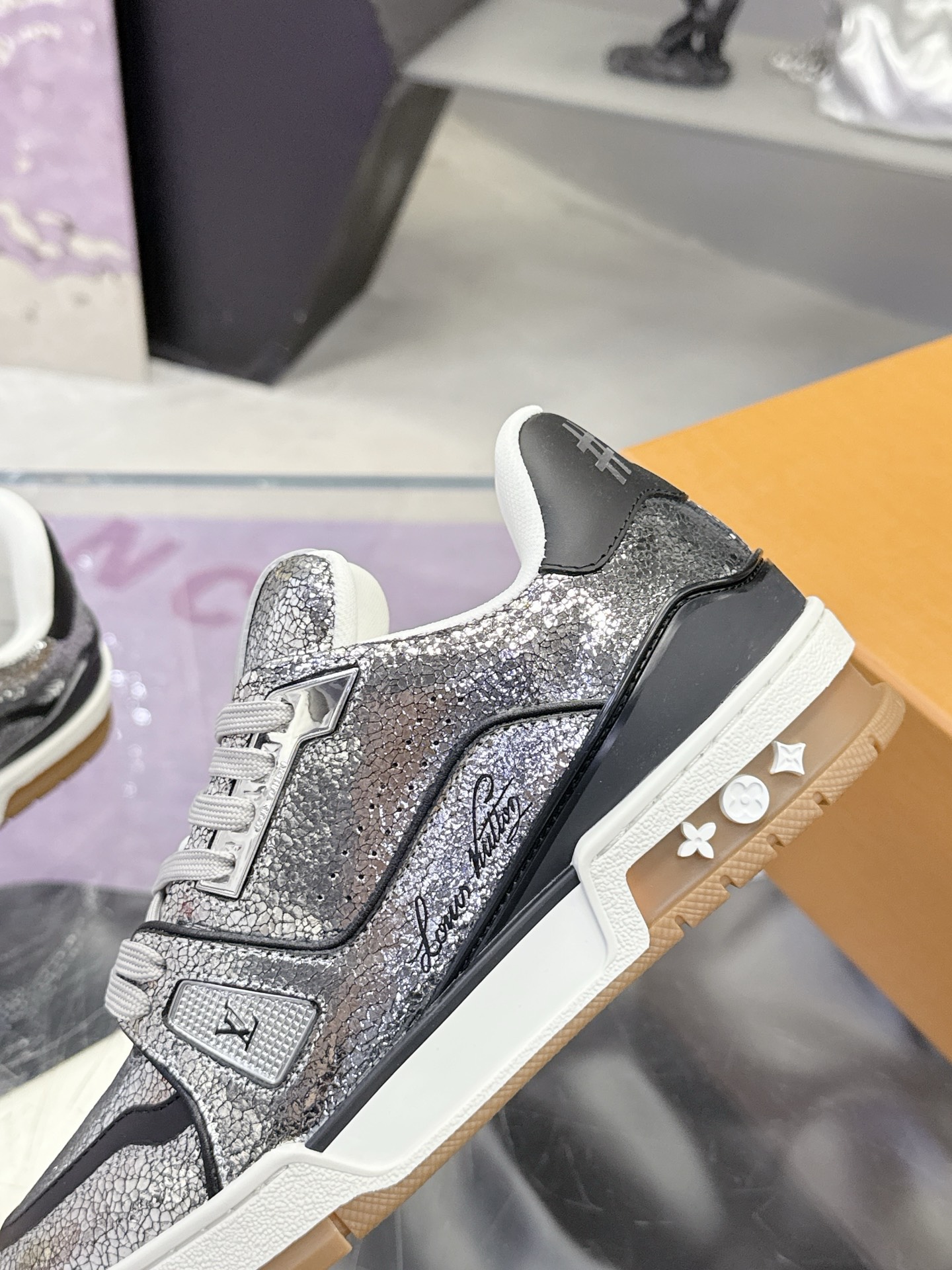 Louis Vuitton LV Trainer Maxi运动鞋将成衣系列的宽松廓形引入VirgilAbloh笔下的LVTrainer运动鞋设计