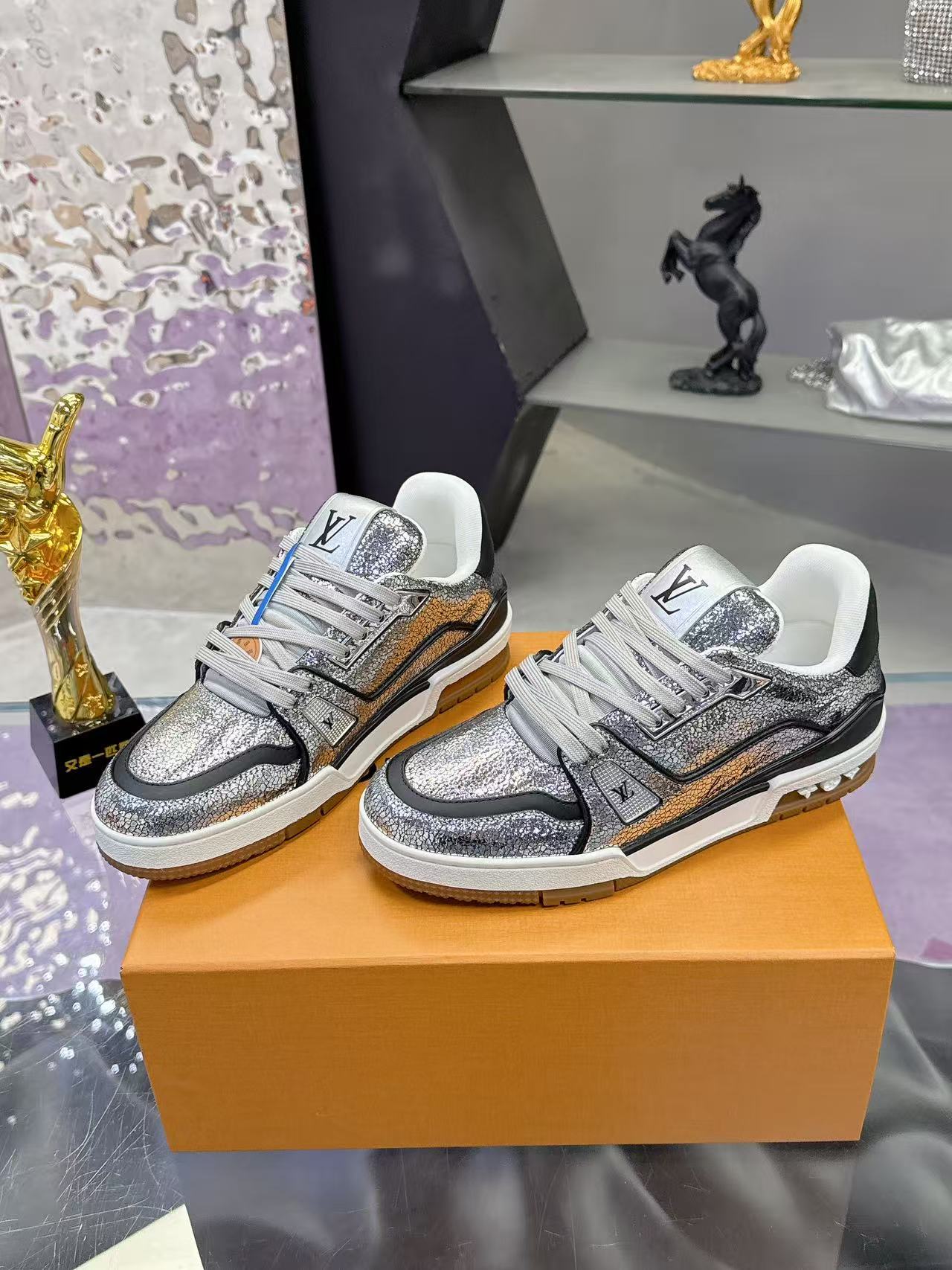 Louis Vuitton LV Trainer Maxi运动鞋将成衣系列的宽松廓形引入VirgilAbloh笔下的LVTrainer运动鞋设计