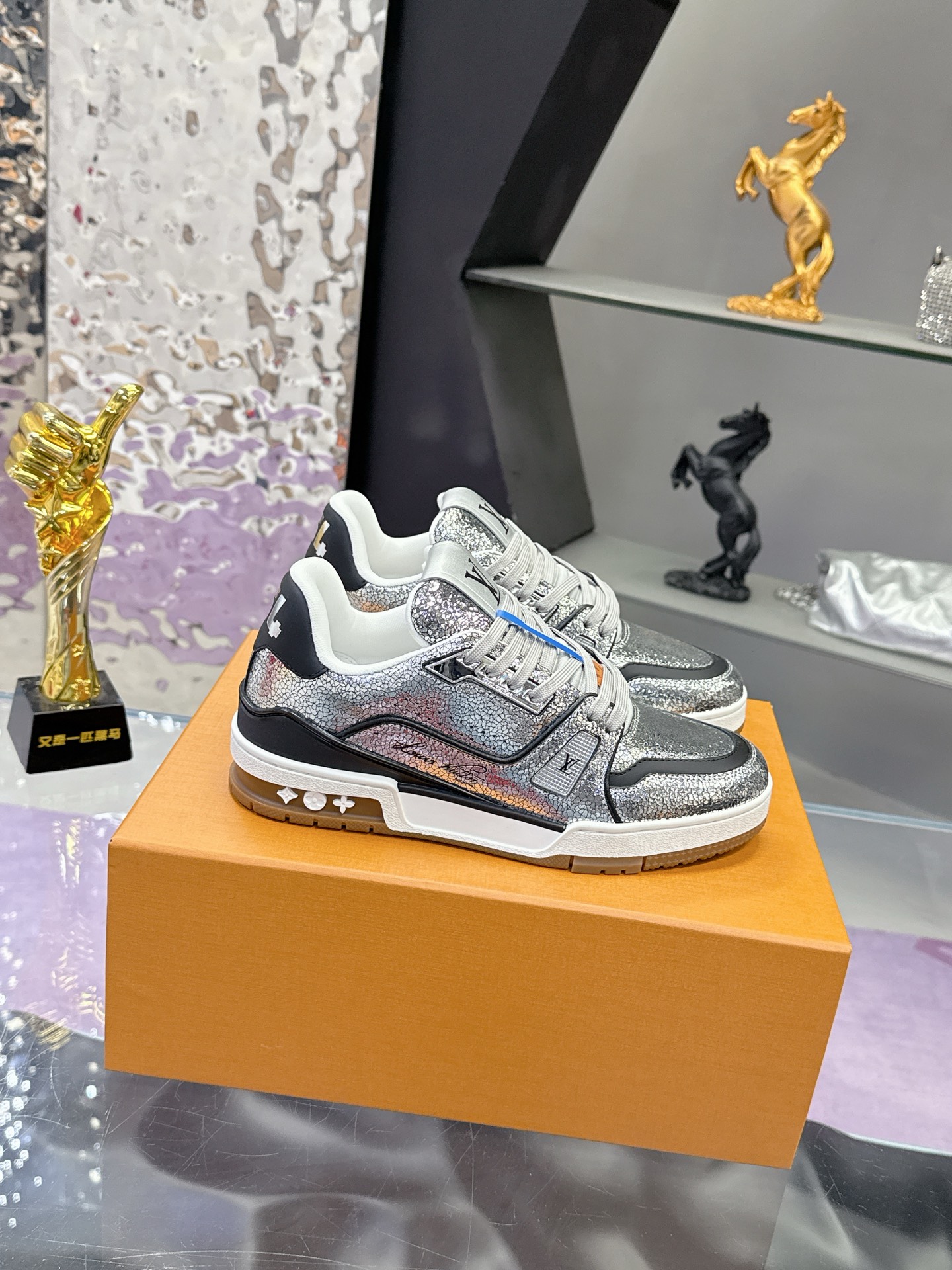 Louis Vuitton LV Trainer Maxi运动鞋将成衣系列的宽松廓形引入VirgilAbloh笔下的LVTrainer运动鞋设计
