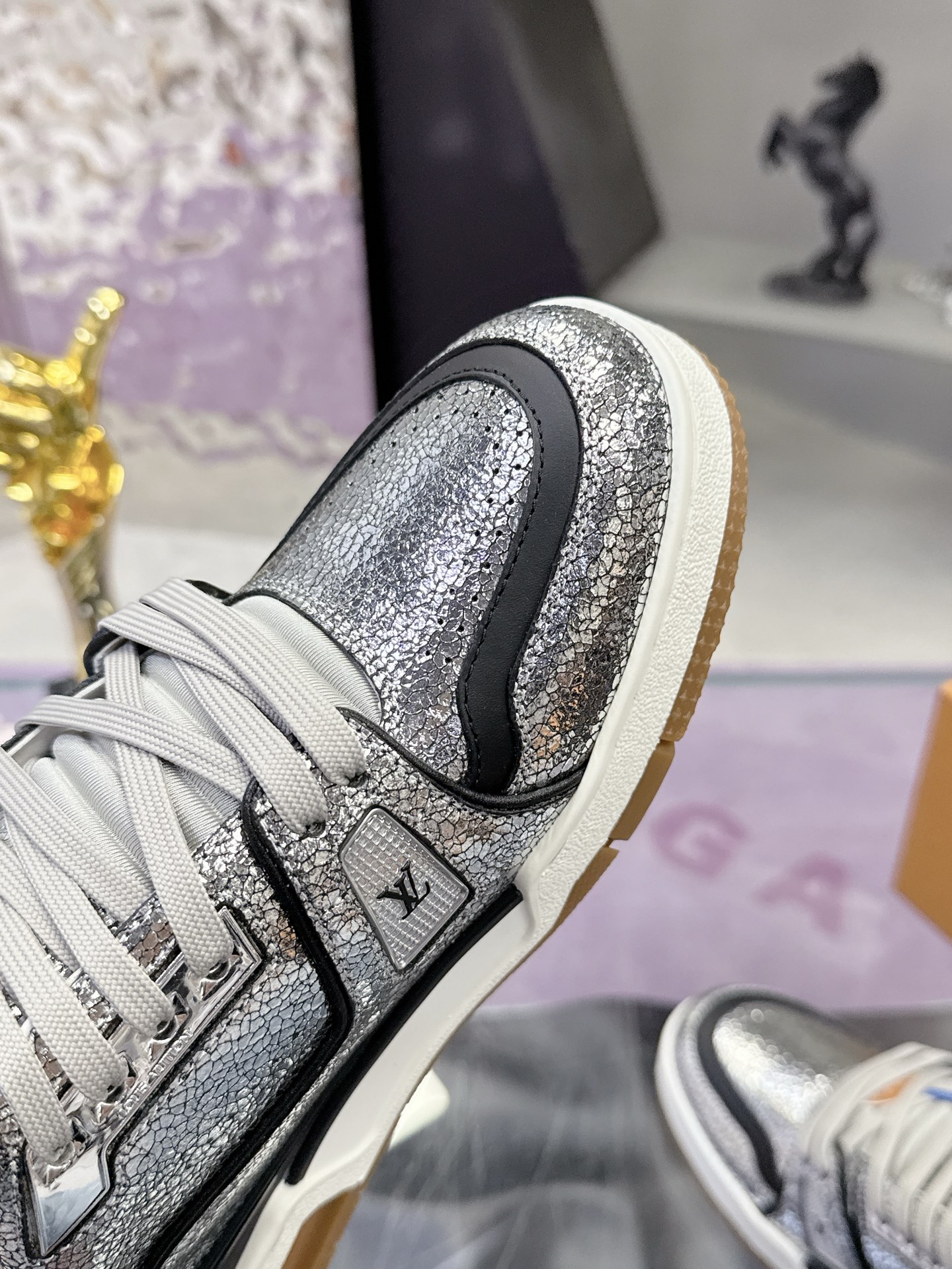 Louis Vuitton LV Trainer Maxi运动鞋将成衣系列的宽松廓形引入VirgilAbloh笔下的LVTrainer运动鞋设计