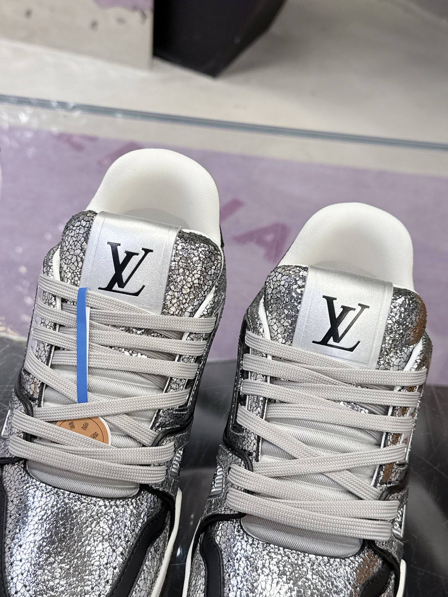 Louis Vuitton LV Trainer Maxi运动鞋将成衣系列的宽松廓形引入VirgilAbloh笔下的LVTrainer运动鞋设计