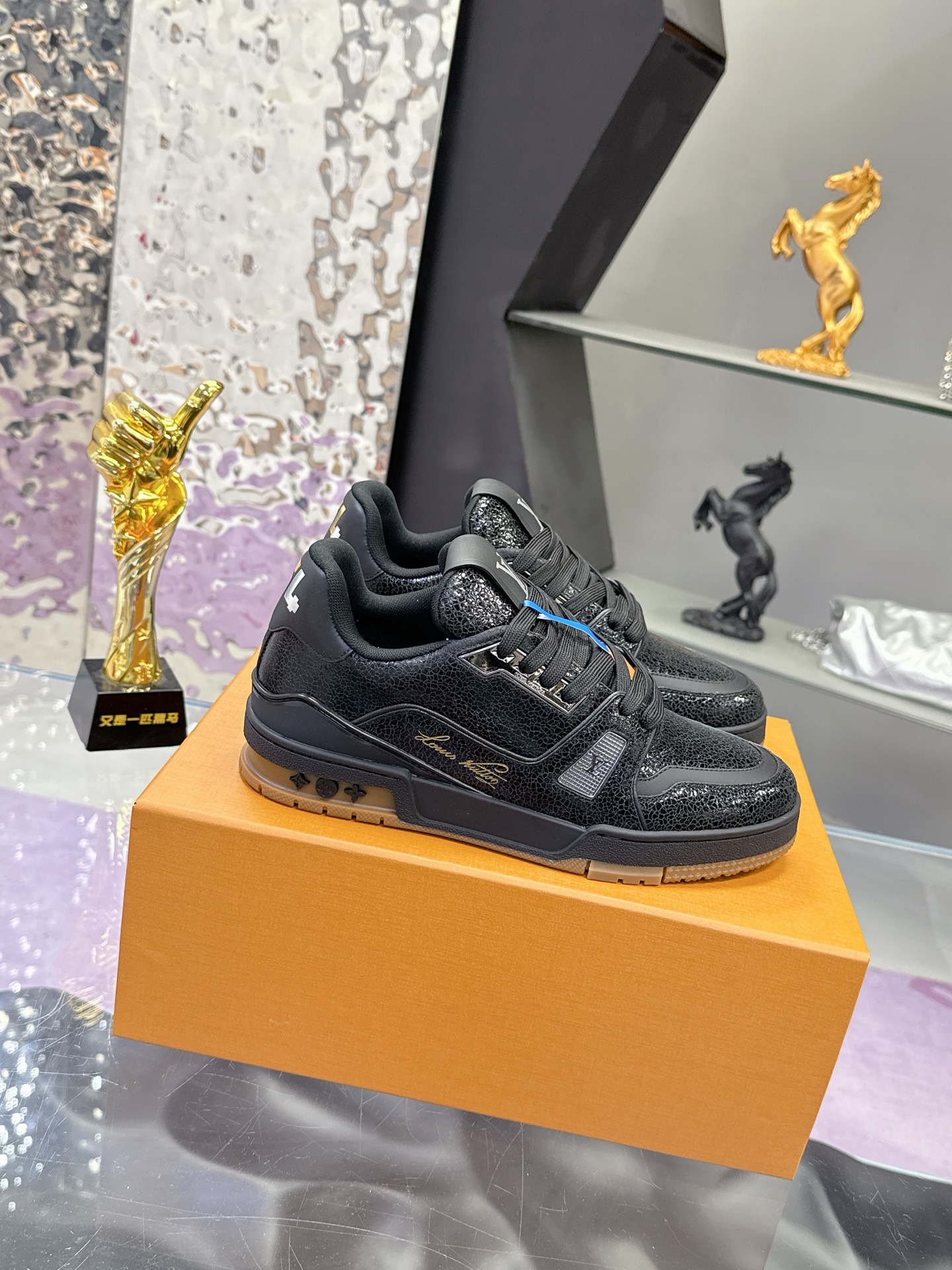Louis Vuitton LV Trainer Maxi运动鞋将成衣系列的宽松廓形引入VirgilAbloh笔下的LVTrainer运动鞋设计