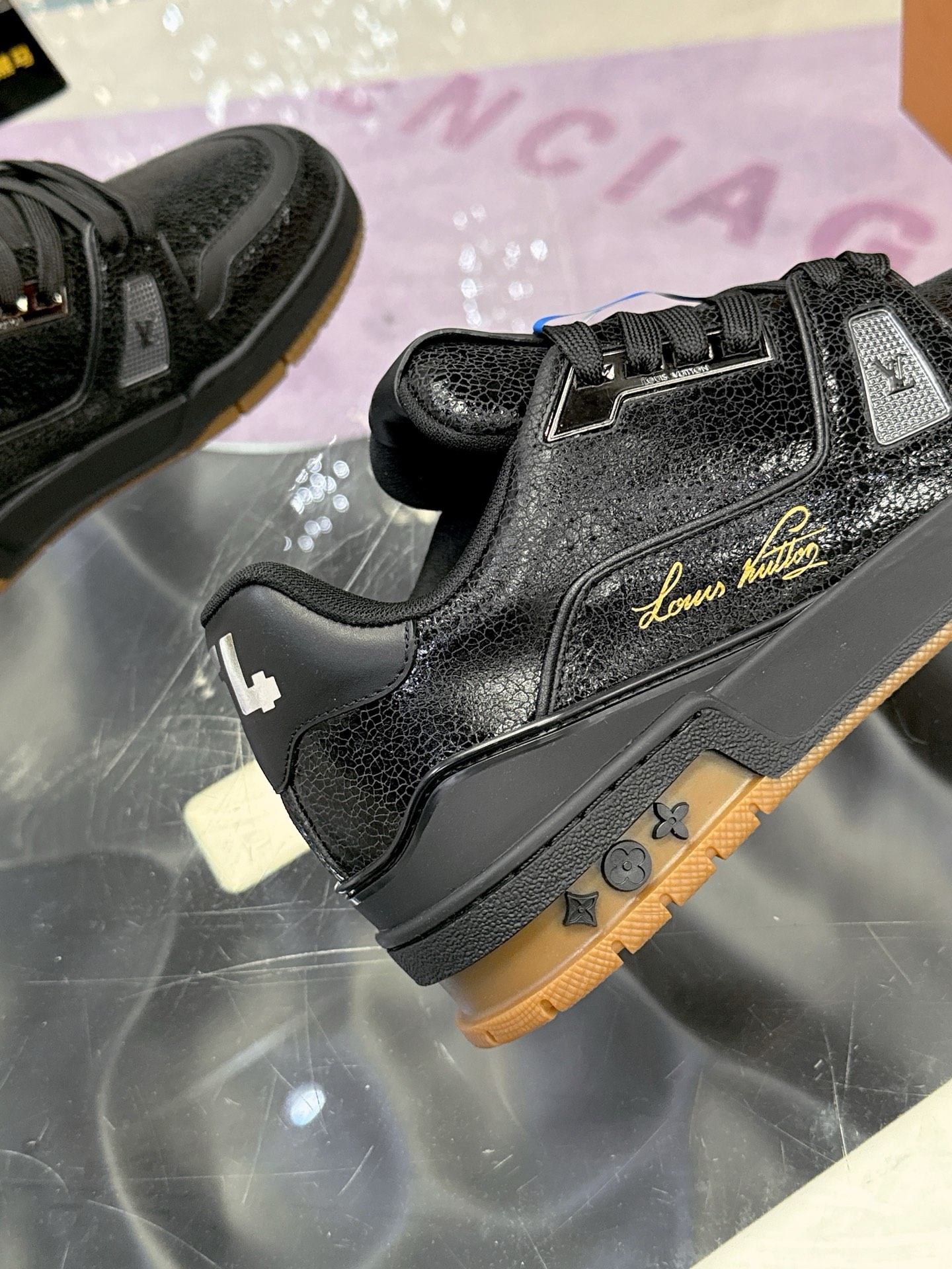 Louis Vuitton LV Trainer Maxi运动鞋将成衣系列的宽松廓形引入VirgilAbloh笔下的LVTrainer运动鞋设计