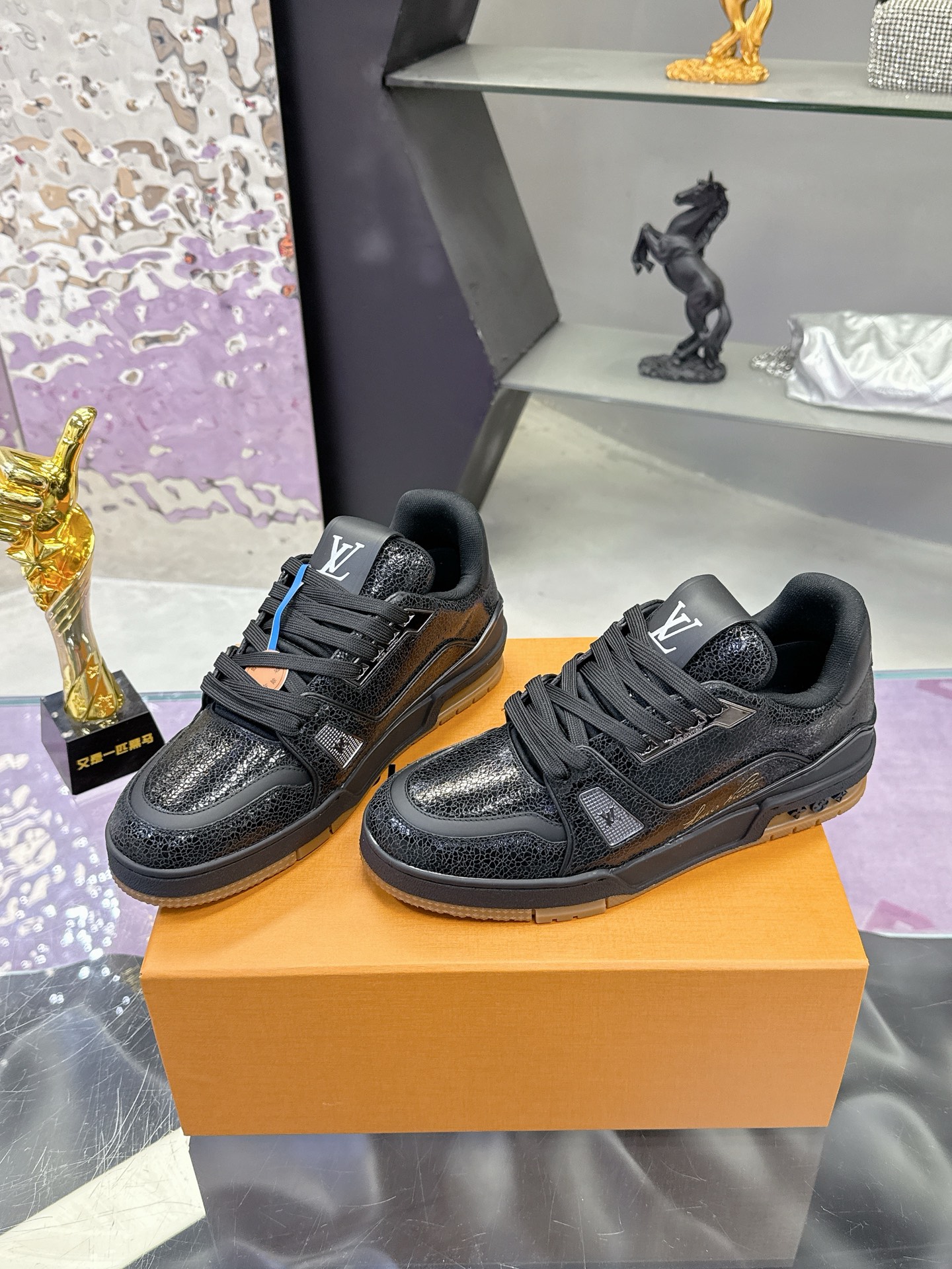 Louis Vuitton LV Trainer Maxi运动鞋将成衣系列的宽松廓形引入VirgilAbloh笔下的LVTrainer运动鞋设计