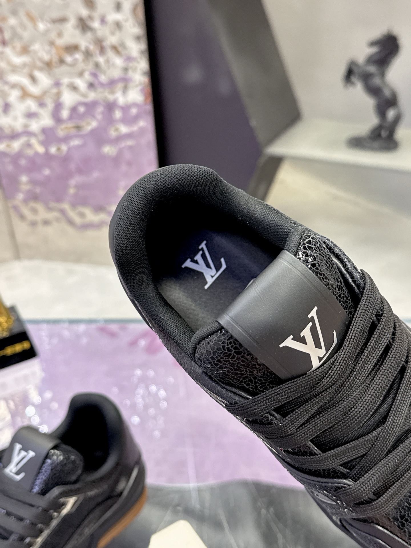 Louis Vuitton LV Trainer Maxi运动鞋将成衣系列的宽松廓形引入VirgilAbloh笔下的LVTrainer运动鞋设计