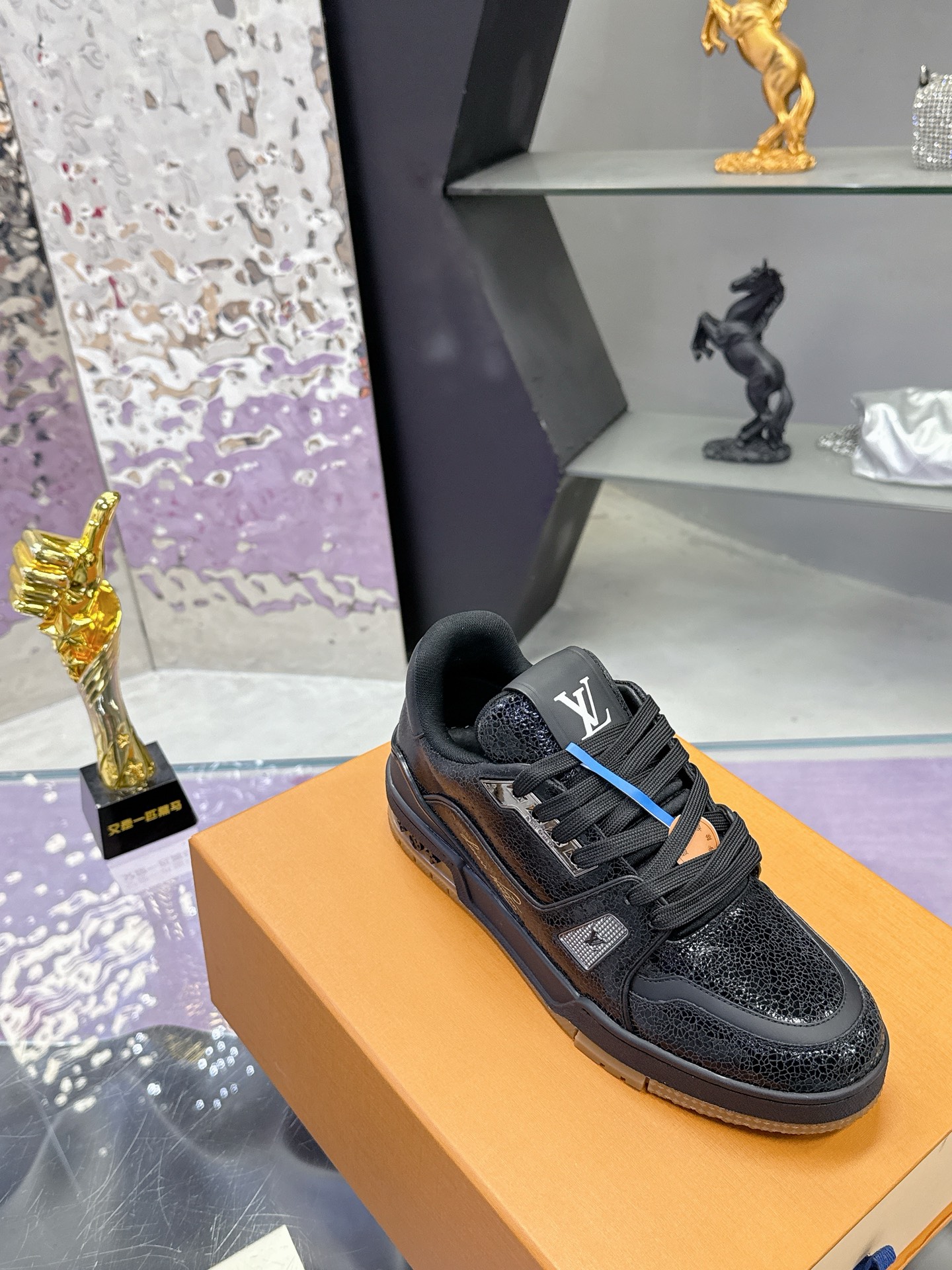 Louis Vuitton LV Trainer Maxi运动鞋将成衣系列的宽松廓形引入VirgilAbloh笔下的LVTrainer运动鞋设计
