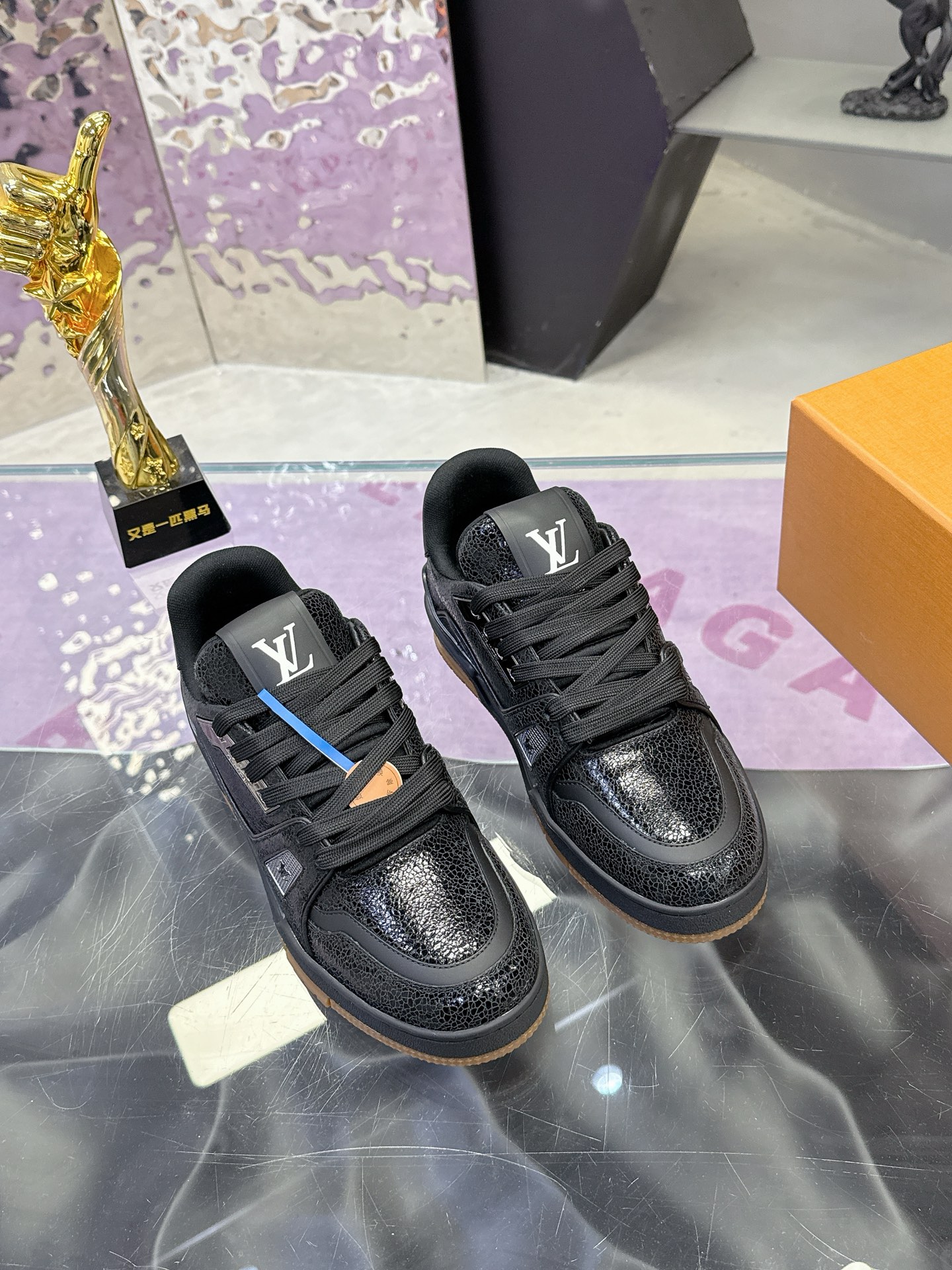 Louis Vuitton LV Trainer Maxi运动鞋将成衣系列的宽松廓形引入VirgilAbloh笔下的LVTrainer运动鞋设计