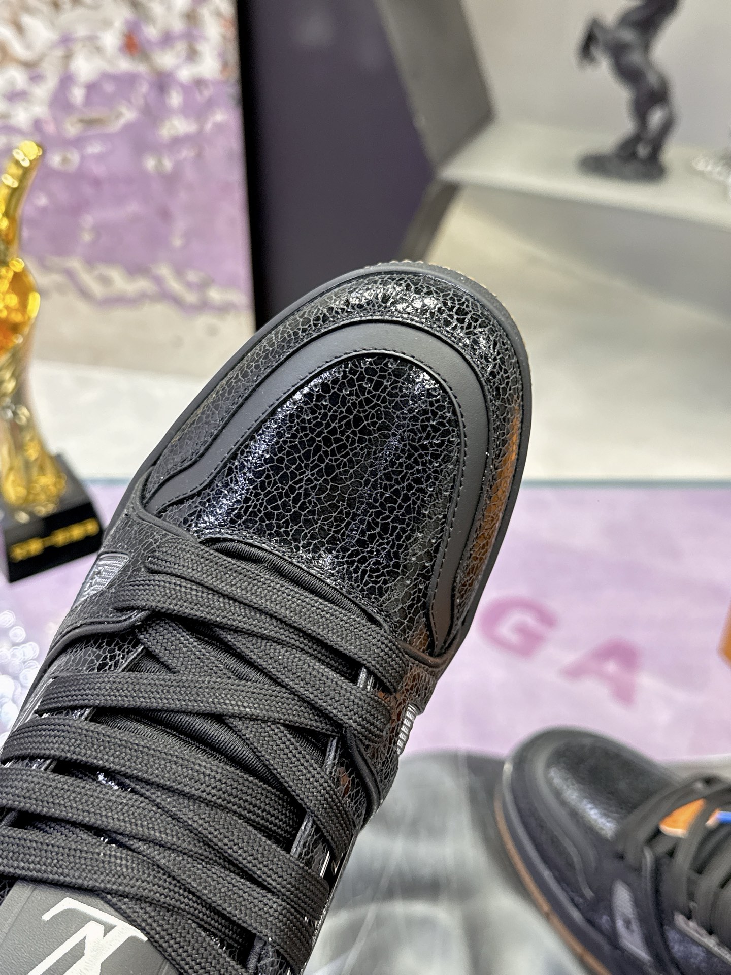 Louis Vuitton LV Trainer Maxi运动鞋将成衣系列的宽松廓形引入VirgilAbloh笔下的LVTrainer运动鞋设计