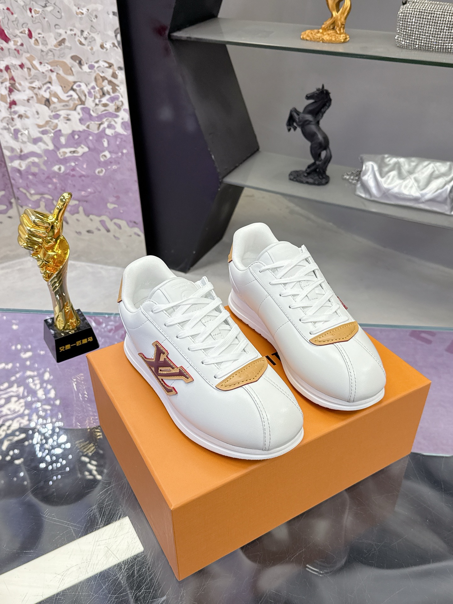 NO:707099,Top version of LV BUTTERSOFT Forrest Gump shoes LV Louis Vuitton Nigo Fei Dong co-branded Buttersoft series Fatty Thick sole casual sports shoes Forrest Gump shoes Original purchase, development and production Original custom-made first-layer cowhide, imported breathable mesh lining, original molded non-slip TPU material sole, crushing all versions on the market, feel free to compare LV Buttersoft sneakers are made by Pharrell Williams, reinterpreted with soft Monogram printed sheep leather and cow leather  The trendy configuration of the 1960s, and the padded upper is used to upgrade the comfort experience. LV letters and leather trims point out the brand identity, Pharrell Williams portrait and lobster embossed pattern co-describe 2025 autumn and winter men's show fashion Size35-46 (46 customized), casual shoes/sports shoes, louis vuitton, louis vuitton, sneakers, cowhide, sheepskin19860909顶级版 LV BUTTERSOFT 阿甘鞋 LV路易威登 Nigo菲董 联名 Buttersoft系列 胖丁 厚底 休闲 运动鞋 阿甘鞋 原版购入开发做货 原版定制头层牛皮 内里进口透气网里 原版开模防滑TPU材质鞋底 碾压市面一切版本 欢迎随意对比 LV Buttersoft 运动鞋出自 Pharrell Williams 之手,以柔软的 Monogram 印花羊皮革与牛皮革重绎 1960 年代的潮流构型,再借加衬鞋面升级舒适体验.LV 字母和皮革饰边点明品牌身份,Pharrell Williams 肖像与龙虾压纹图案共述 2025 秋冬男装秀场风尚 Size35-46码（46定制）,休闲鞋/运动鞋,louis vuitton,louis vuitton,sneakers,cowhide,sheepskin,Women's Shoes