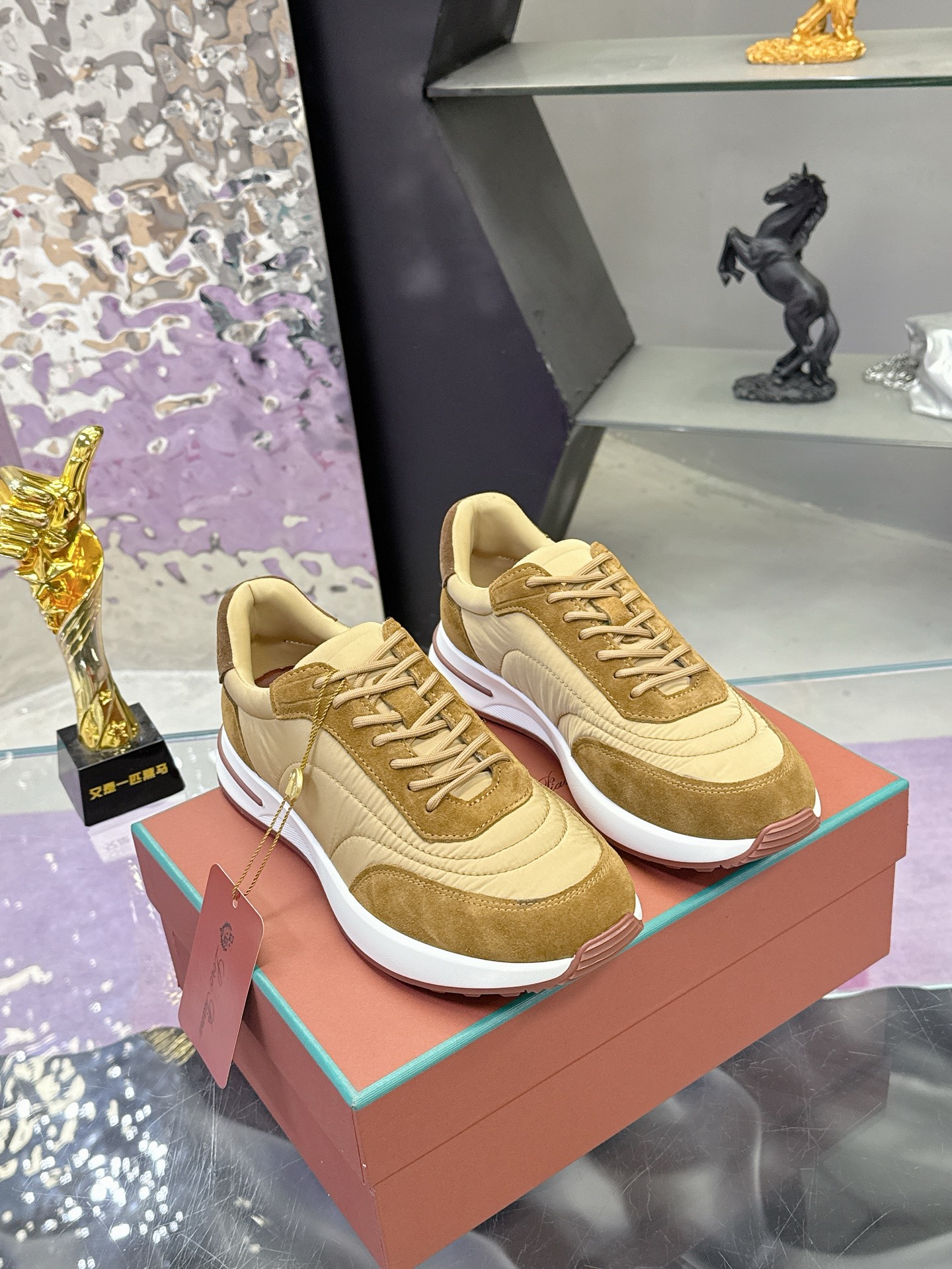 NO:707108,Men's size 39-45 (38 46 customized) High version Loro Piana Autumn walking sports Men's shoes LP jogging shoes Comparison in and out of the counter This casual shoe is knitted with Wind fiber and handmade to show a unique three-dimensional effect. The unique version narrows slightly in the middle and is embellished with naba leather details. The lightweight TPU sole and edge studs enhance grip and stability, and the functional details full of modern beauty add a sporty style to the shoes.  The upper uses a hot-melt edge-sealing process. The lightweight technical material of the Kummel-colored rubber outsole is inlaid with cushioning pads on the inside of the sole to distribute weight more evenly and reduce the load during walking. Leather eyelets are set directly on the upper fixed to the sole to ensure stability. The rear is equipped with cushioning pads to improve wearing comfort. Fabric Nylon Decoration Cow leather Accessories Polyurethane Full package at the counter With insoles and shoelaces Consistent with counters, casual shoes/sports shoes, loro piana, loro  piana,sneakers,cowhide19860909男码39-45（38 46定制） 高版本 Loro Piana 秋季散步 运动 男鞋 LP慢跑鞋 随意进出专柜对比 这款休闲鞋采用Wind纤维针织而成,纯手工打造 呈现出别致的立体效果.独特的版型在中段轻微变窄,并以纳巴革细节点缀.轻盈TPU鞋底和边缘的鞋钉增强抓地力和稳定性,充满现代美感的功能细节设计为鞋子平添了运动风格. 鞋面使用热熔封边工艺 Kummel 色橡胶外底的轻盈技术材料鞋底内侧镶嵌着缓冲垫,让重量分配更平均,减轻行进间的负荷 皮革鞋眼直接设于固定在鞋底的鞋面上,以确保稳定性 后部搭配缓冲垫,以提升穿着舒适感 面料 锦纶 装饰 牛皮革 辅料 聚氨酯 专柜全套包装 配鞋垫和鞋带 专柜一致,休闲鞋/运动鞋,loro piana,loro piana,sneakers,cowhide,Women's Shoes