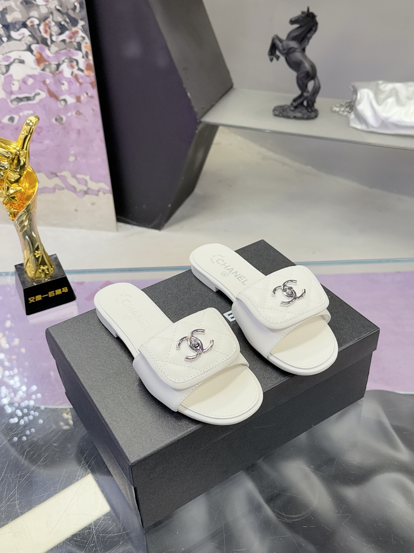 NO:788938,2026 early spring new style small fragrant style rhombus metal school bag buckle flat slippers for women summer casual one-line sandals, top counter quality, one of the must-have classics every year!  All materials are customized according to the original version!  Purchasing authentic products developed. All-purpose and versatile artifact, durable for summer and beach. The fabric is imported mixed sheepskin and sheepskin cushion show. The lining is imported sheepskin. The Italian thickened genuine leather outsole!  Size 35-40 (40, 41 customized), slippers, slippers, sheepskin, Leather soles198609092026早春新款小香风菱格金属书包扣平底拖鞋女夏休闲一字凉拖鞋 顶级专柜品质 每年必入的经典款之一！所有材质都根据原版定制！购入正品开发.万能百搭神器,夏日沙滩耐造款 面料进口混种羊皮羊皮垫秀 内里为进口羊皮 意大利加厚真皮大底！ 码数35-40（40、41定做）,拖鞋,slippers,sheepskin,Leather soles,Women's Shoes