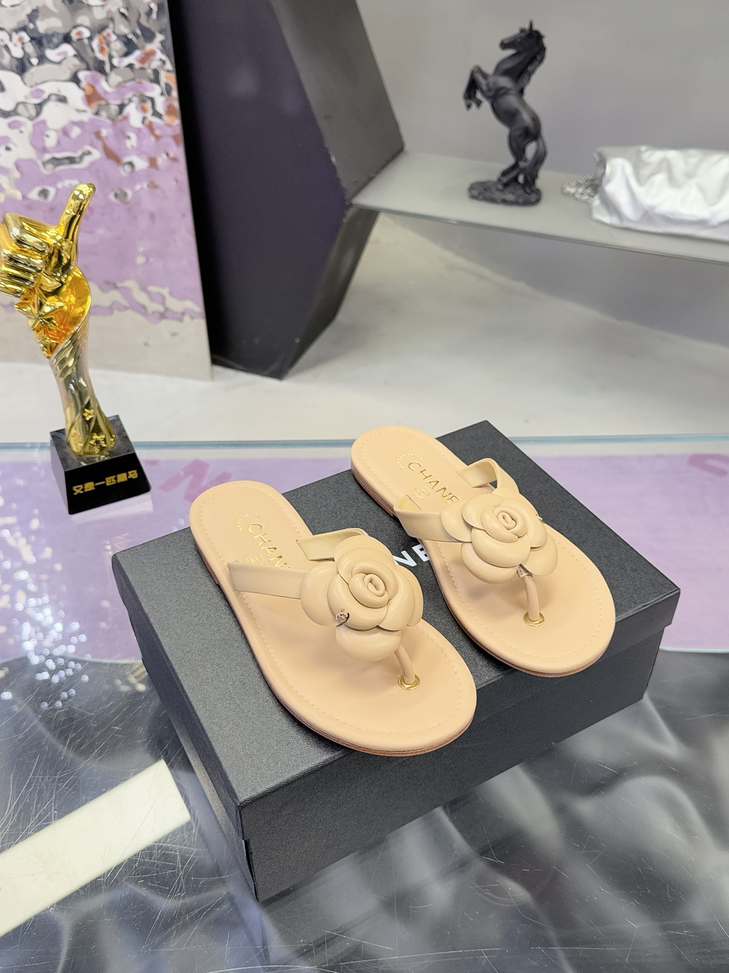 NO:788939,CHANEL Chanel's new summer style camellia thong flip-flops are a must-have for the beach. Many Internet celebrity fashion bloggers have planted grass. A must-have for summer. The summer double-C camellia slippers are versatile and slimming. A slipper with great appearance, it will look great with any combination!  Lazy slippers are worth recommending, sheepskin upper, mixed sheepskin lining, Italian leather outsole, Size 35-41 (40 41 customized, non-returnable), slippers, chanel, chanel, slippers, sheepskin, Leather soles19860909CHANEL香奈儿小香风夏季新款山茶花夹脚夹趾人字拖鞋海滩必备款  超多网红时尚博主种草 夏天必备 夏季夹脚双C山茶花拖鞋、百搭显脚瘦气质款,颜值爆棚的一款拖鞋,任意搭配都很绝！懒人拖鞋值得推荐 鞋面羊皮  内里混种羊皮 大底意大利真皮大底 Size35-41（40 41定制不退换）,拖鞋,chanel,chanel,slippers,sheepskin,Leather soles,Women's Shoes