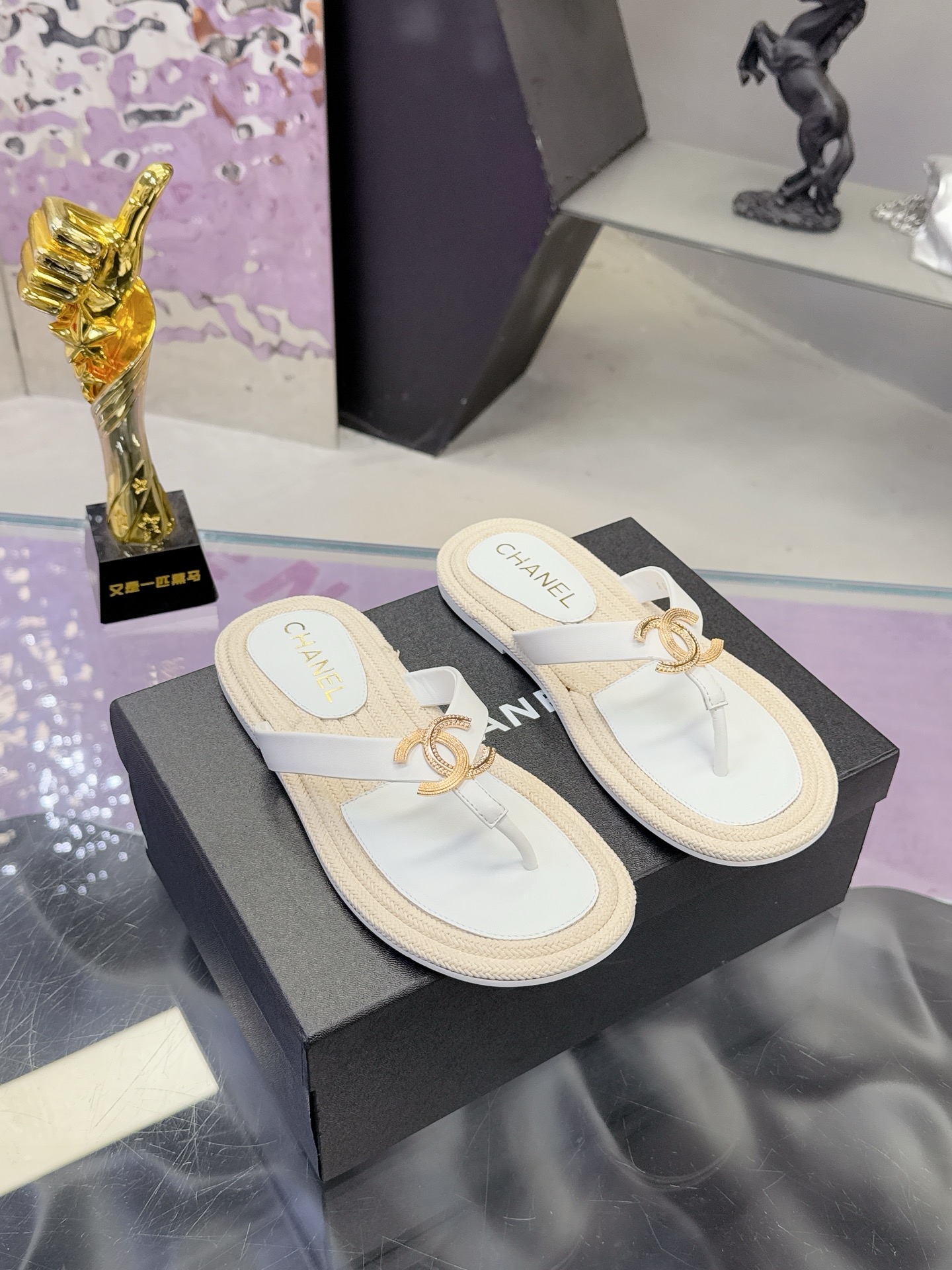 NO:788941,(Only made of genuine leather outsole) CHANEL Chanel slippers series new spring and summer double C flip-flops herringbone camellia slippers. Summer flip-flops inexplicably make people feel free. The double C logo is inlaid on the upper. It is so exquisite and beautiful. The upper feet are super delicate and white!  Sheepskin upper, sheepskin lining, handmade hemp rope braided sole, genuine leather sole Size35-39 (customized 40/41), slippers, chanel, chanel, slippers, sheepskin, Leather soles19860909（只做真皮大底） CHANEL香奈儿拖鞋系列 春夏新品双C夹趾夹脚人字山茶花拖鞋 夏天的人字拖莫名让人感到自由 鞋面镶嵌了双C标志 太精致了 也太好看了吧 上脚超秀气显白！ 鞋面羊皮 内里羊皮 手工麻绳编织底 真皮底 Size35-39（40/41定制）,拖鞋,chanel,chanel,slippers,sheepskin,Leather soles,Women's Shoes