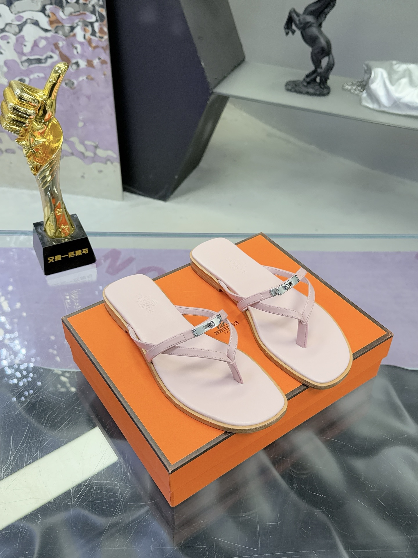 NO:788945,Hermès flip-flops flat sandals Hermès classic style, upgraded workmanship and materials. The highest version of Hermes handmade shoes on the market. Top product Hermès slippers ——————The new model is the same as the original version, purely handmade by masters!  High-end customization, exclusive product, the highest version in the industry using Hermers uppers imported from Italy cowhide + original custom-grade Italian double-made leather outsole (pursuing top walking comfort) ~~ Full set of original packaging ━━━━Hermes━━━━━ size 35-40 leather outsole, slippers, hermes, hermes, sandals, slippers, cowhide, Leather soles19860909爱马仕人字拖平底凉鞋 Hermès经典款 ,版型做工材料升级. Hermes市场最高版本纯手工鞋 顶级产品爱马仕拖鞋 ——————新款原版一样, 师傅级纯手工打造 ！高端定制,独家产品,行业最高版本采用Hermers鞋面意大利进口牛皮+原版订制级意大利双成真皮大底（追求顶级行走舒适度）～～  包装全套原包装━━━━Hermes━━━━━ size35-40 真皮大底,拖鞋,hermes,hermes,sandals,slippers,cowhide,Leather soles,Women's Shoes