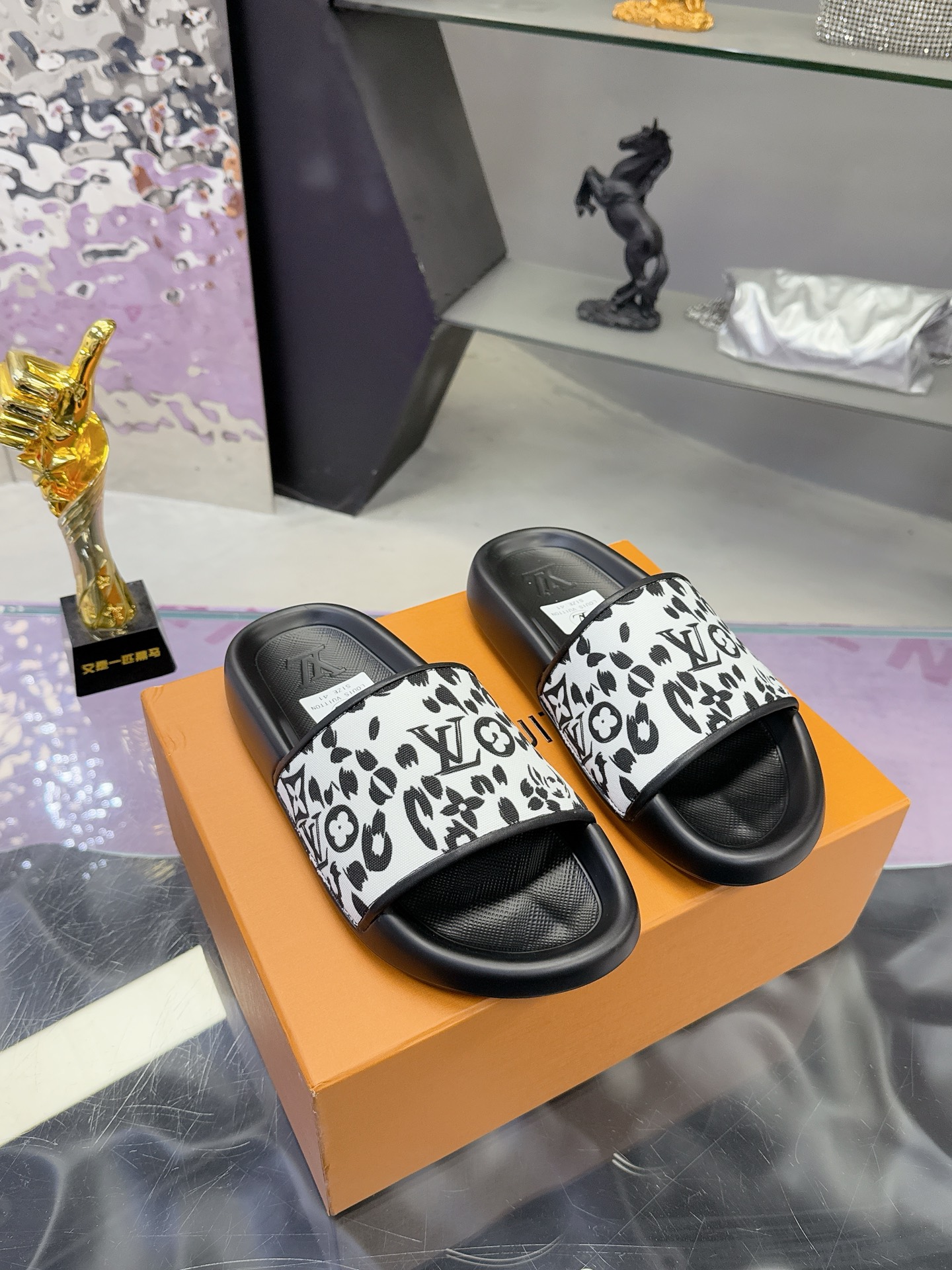 NO:788947,Louis Vuitton's hottest models are on the market LV | Louis Vuitton's new spring and summer top version, the counter features the latest embossed casual couple slippers, new hard goods, BS purchasing level!  Full of high-end feel!  A popular model among bloggers at home and abroad, it is retro, fashionable and looks great on your feet!  Official website’s main recommendation★ Original specific fabric for the upper Lining: Imported mixed sheepskin Outsole Original molded foam outsole Shoe size: Women’s size 35-39 (customized at 40.41) Men’s size 40-44 (customized at 45), slippers, louis vuitton, louis vuitton, slippers, sheepskin19860909路易威登爆款上市 LV | 路易威登 春夏新品顶级版本 专柜主打最新款 压花休闲情侣款拖鞋 硬货上新 BS代购级别！高级感十足！国内外博主刷爆的一款,复古又时髦上脚美炸了！官网主推款★ 鞋面原版特定面料 内里: 进口混种羊皮 大底原版开模发泡大底 鞋码: 女码35-39（40.41定制） 男码40-44（45定制）,拖鞋,louis vuitton,louis vuitton,slippers,sheepskin,Women's Shoes