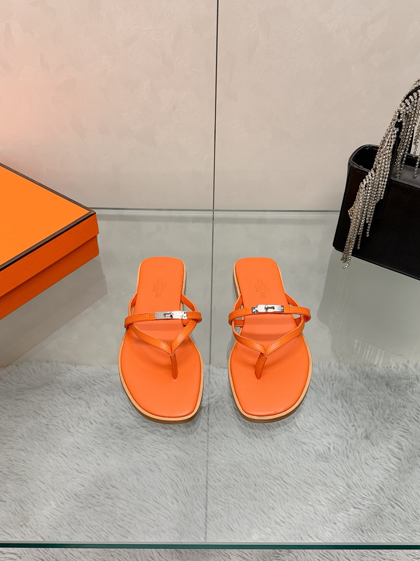NO:867319,Hermès flip-flops flat sandals Hermès classic style, upgraded workmanship and materials. The highest version of Hermes handmade shoes on the market. Top product Hermès slippers ——————The new model is the same as the original version, purely handmade by masters!  High-end customization, exclusive product, the highest version in the industry using Hermers uppers imported from Italy cowhide + original custom-grade Italian double-made leather outsole (pursuing top walking comfort) ~~ Full set of original packaging ━━━━Hermes━━━━━ size 35-40 leather outsole, slippers, hermes, hermes, sandals, slippers, cowhide, Leather soles19860909爱马仕人字拖平底凉鞋 Hermès经典款 ,版型做工材料升级. Hermes市场最高版本纯手工鞋 顶级产品爱马仕拖鞋 ——————新款原版一样, 师傅级纯手工打造 ！高端定制,独家产品,行业最高版本采用Hermers鞋面意大利进口牛皮+原版订制级意大利双成真皮大底（追求顶级行走舒适度）～～  包装全套原包装━━━━Hermes━━━━━ size35-40 真皮大底,拖鞋,hermes,hermes,sandals,slippers,cowhide,Leather soles,Women's Shoes