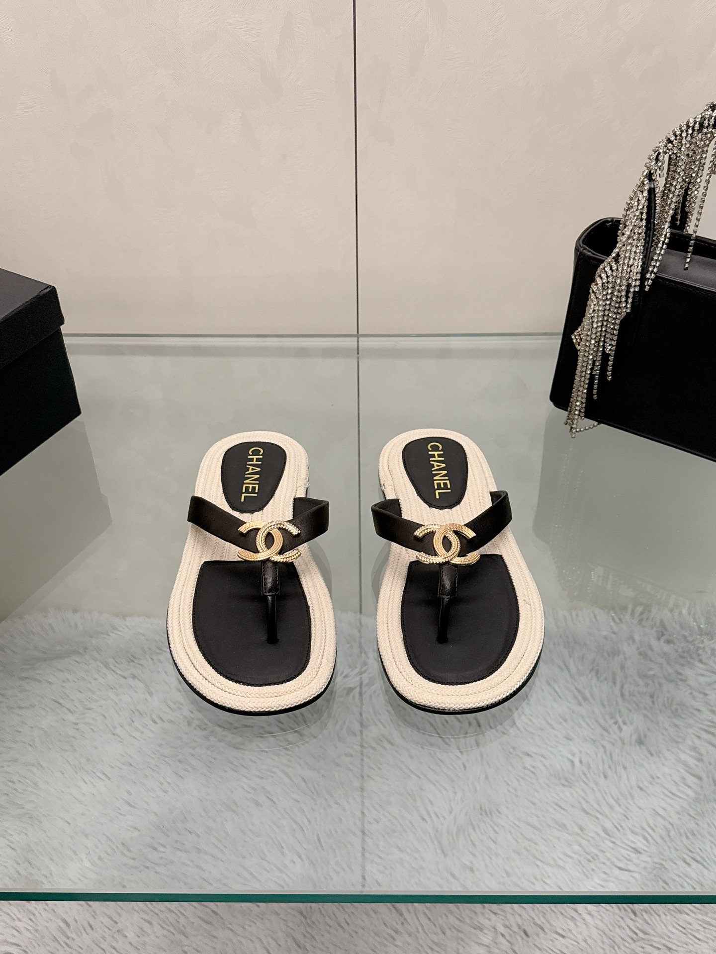 NO:867344,(Only made of genuine leather outsole) CHANEL Chanel slippers series new spring and summer double C flip-flops herringbone camellia slippers. Summer flip-flops inexplicably make people feel free. The double C logo is inlaid on the upper. It is so exquisite and beautiful. The upper feet are super delicate and white!  Sheepskin upper, sheepskin lining, handmade hemp rope braided sole, genuine leather sole Size35-39 (customized 40/41), slippers, chanel, chanel, slippers, sheepskin, Leather soles19860909（只做真皮大底） CHANEL香奈儿拖鞋系列 春夏新品双C夹趾夹脚人字山茶花拖鞋 夏天的人字拖莫名让人感到自由 鞋面镶嵌了双C标志 太精致了 也太好看了吧 上脚超秀气显白！ 鞋面羊皮 内里羊皮 手工麻绳编织底 真皮底 Size35-39（40/41定制）,拖鞋,chanel,chanel,slippers,sheepskin,Leather soles,Women's Shoes