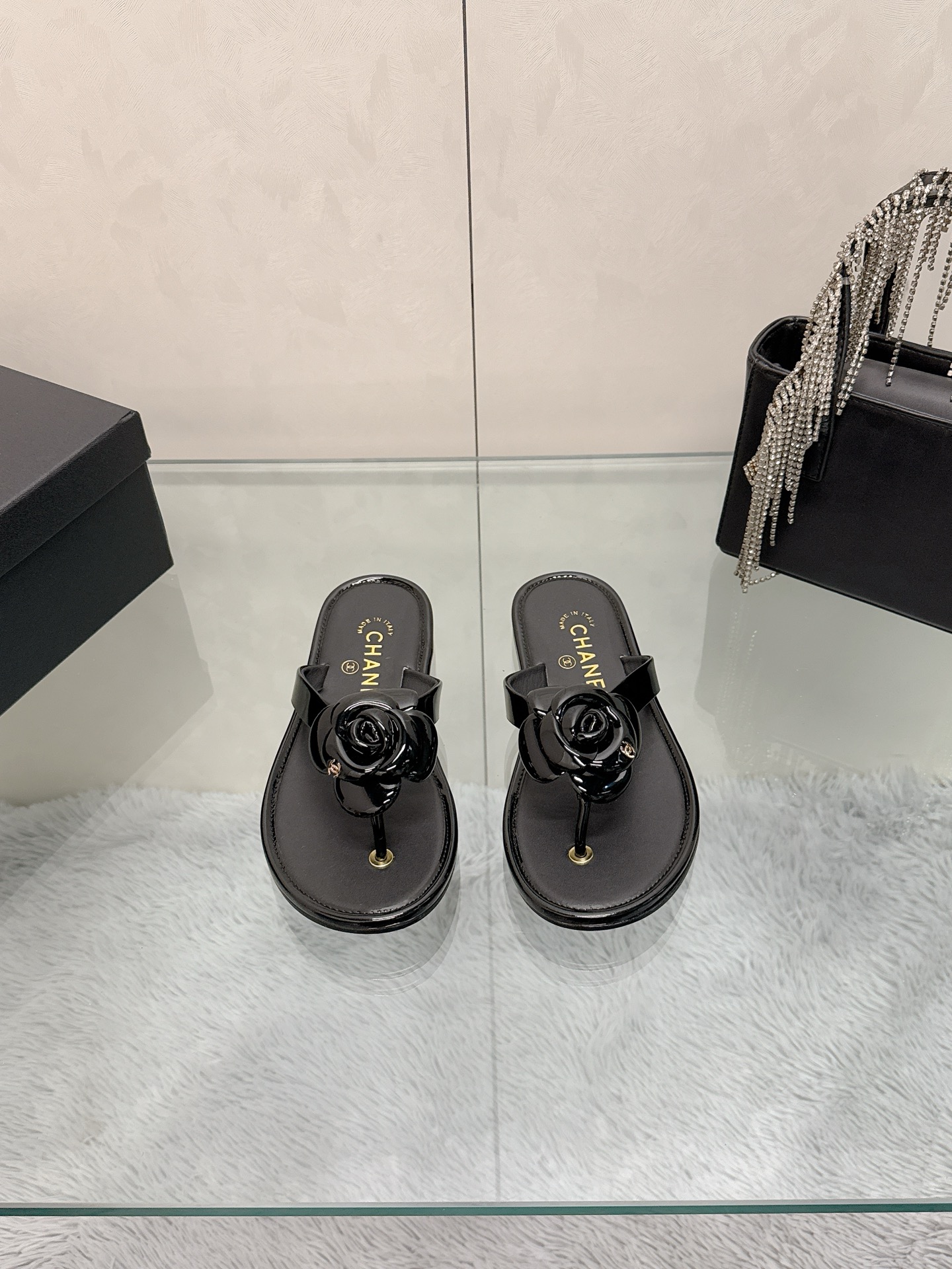NO:867355,CHANEL Chanel's new summer style camellia thong flip-flops are a must-have for the beach. Many Internet celebrity fashion bloggers have planted grass. A must-have for summer. The summer double-C camellia slippers are versatile and slimming. A slipper with great appearance, it will look great with any combination!  Lazy slippers are worth recommending, sheepskin upper, mixed sheepskin lining, Italian leather outsole, Size 35-41 (40 41 customized, non-returnable), slippers, chanel, chanel, slippers, sheepskin, Leather soles19860909CHANEL香奈儿小香风夏季新款山茶花夹脚夹趾人字拖鞋海滩必备款  超多网红时尚博主种草 夏天必备 夏季夹脚双C山茶花拖鞋、百搭显脚瘦气质款,颜值爆棚的一款拖鞋,任意搭配都很绝！懒人拖鞋值得推荐 鞋面羊皮  内里混种羊皮 大底意大利真皮大底 Size35-41（40 41定制不退换）,拖鞋,chanel,chanel,slippers,sheepskin,Leather soles,Women's Shoes