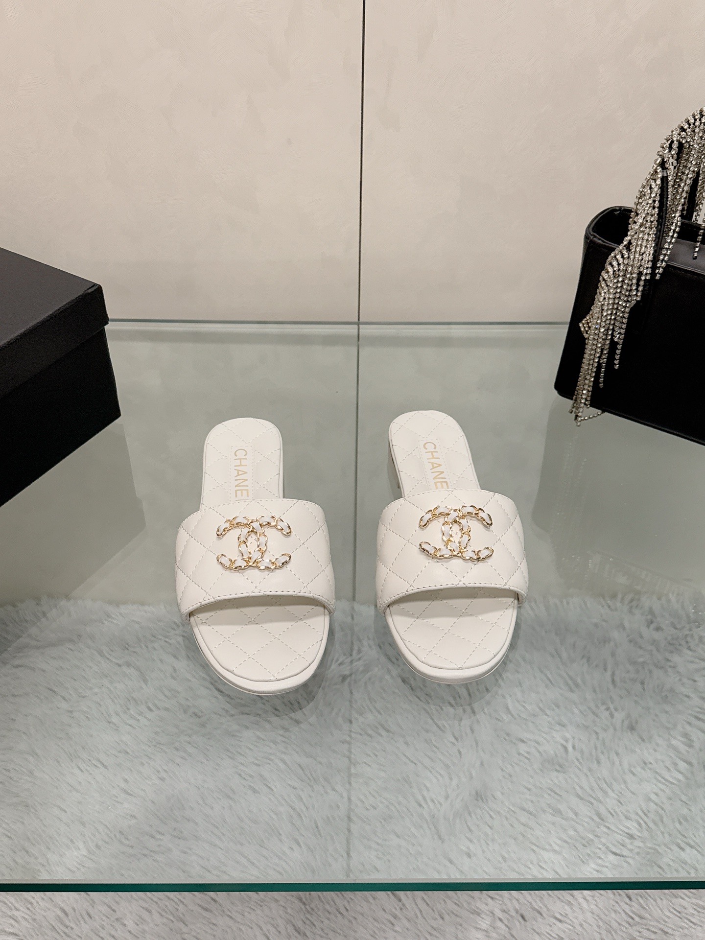 NO:867365,2026 early spring new style small fragrant style rhombus metal school bag buckle flat slippers for women summer casual one-line sandals, top counter quality, one of the must-have classics every year!  All materials are customized according to the original version!  Purchasing authentic products developed. All-purpose and versatile artifact, durable for summer and beach. The fabric is imported mixed sheepskin and sheepskin cushion show. The lining is imported sheepskin. The Italian thickened genuine leather outsole!  Size 35-40 (40, 41 customized), slippers, slippers, sheepskin, Leather soles198609092026早春新款小香风菱格金属书包扣平底拖鞋女夏休闲一字凉拖鞋 顶级专柜品质 每年必入的经典款之一！所有材质都根据原版定制！购入正品开发.万能百搭神器,夏日沙滩耐造款 面料进口混种羊皮羊皮垫秀 内里为进口羊皮 意大利加厚真皮大底！ 码数35-40（40、41定做）,拖鞋,slippers,sheepskin,Leather soles,Women's Shoes
