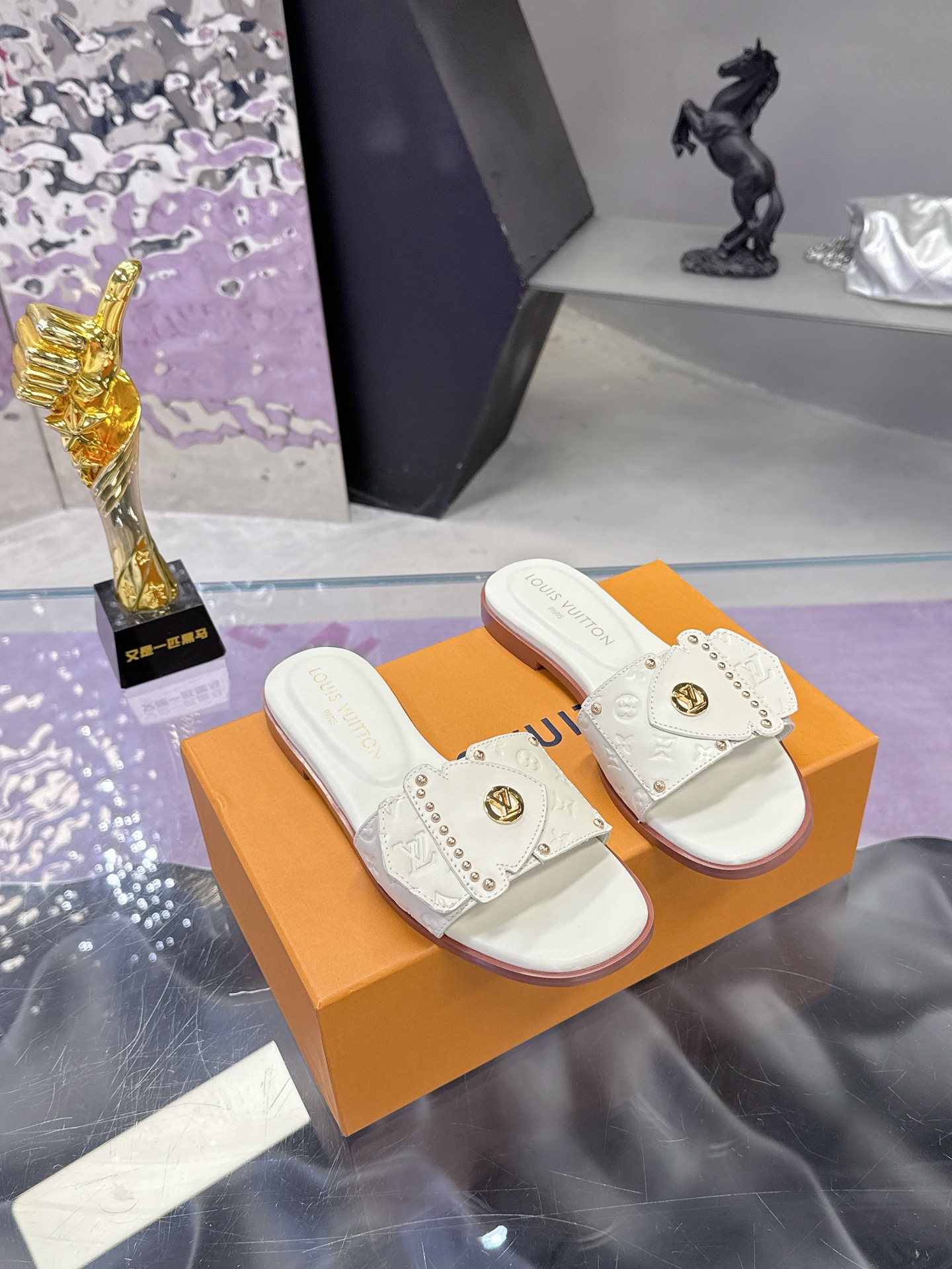 NO:788940,(Genuine leather outsole 40) Louis Vuitton Louis Vuitton's latest 2026 spring and summer model. This LV Frame flat mule shoe is made of cowhide plaid embossed with a micro Mongrum pattern. The strap details are exquisite. It inherits the Came Box handbag flap element and is embellished with rivets and LV logo. The sole is made of durable leather. The whole body is closed without any design. LV slipper series size 35 to 40 (41 42 43)  44 can be customized (non-refundable), slippers, louis vuitton, louis vuitton, louis vuitton, slippers, cowhide, Leather soles19860909（真皮大底 40） Louis Vuitton路易威登2026春夏最新款  此款LV Frame平底穆勒鞋取材压印微型Mongrum 的图案的牛皮格 饰带细节精致考究 承袭Came Box手袋翻盖元素 点缀铆钉与Lv标识  鞋底取自耐用皮革 收束整体没计 Lv拖鞋系列 码数35一40码（41 42 43 44可定做 不退不换）,拖鞋,louis vuitton,louis vuitton,louis vuitton,slippers,cowhide,Leather soles,Women's Shoes