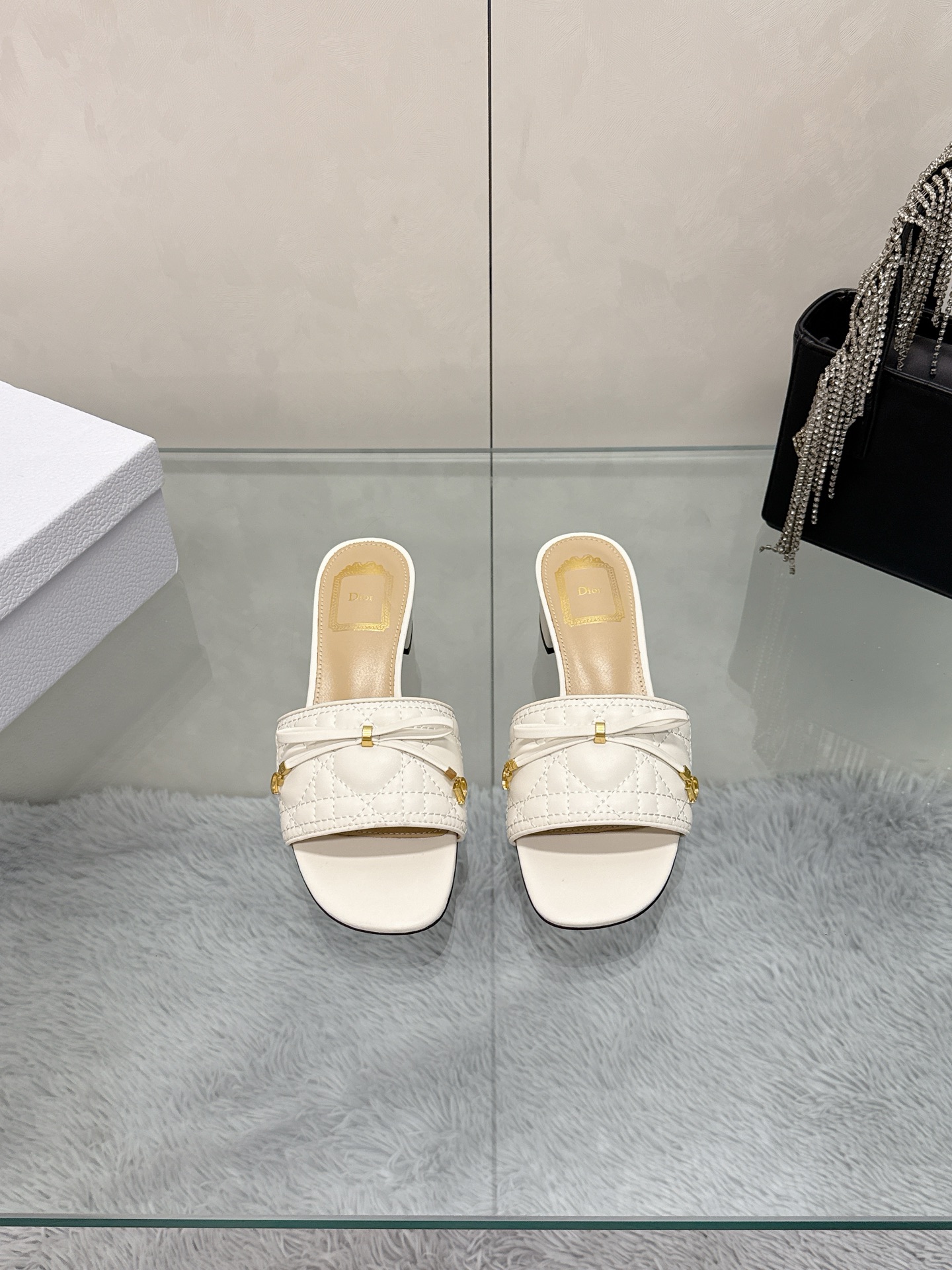 NO:867376,New spring and summer Dior D-Lane mid-heeled slippers, classic style. Black cow leather upper displays 5D electric cannage pattern, decorated with gold-finished metal CD buckle logo, highlighting fashionable temperament. Padded leather insole creates a comfortable wearing experience, simple design is easy to put on and take off, creating a casual look. Original upper material, inner sheepskin lining, sole Italian leather outsole  Size 35-39 (40, 41 customization is not returnable), slippers, dior, dior, slippers, cowhide, sheepskin, Leather soles19860909春夏新款Dior D-Lane 迪奥中跟拖鞋,经典风格.黑色牛皮革鞋面展示5D电秀藤格纹图案,饰以金色饰面金属 CD扣标志,彰显时尚气质.加垫皮革内底打造舒适的穿着体验,简约的设计便于穿脱,打造休闲的造型. 鞋面原版材料 内里羊皮内里 鞋底意大利真皮大底 码数35-39（40,41定制不退换）,拖鞋,dior,dior,slippers,cowhide,sheepskin,Leather soles,Women's Shoes