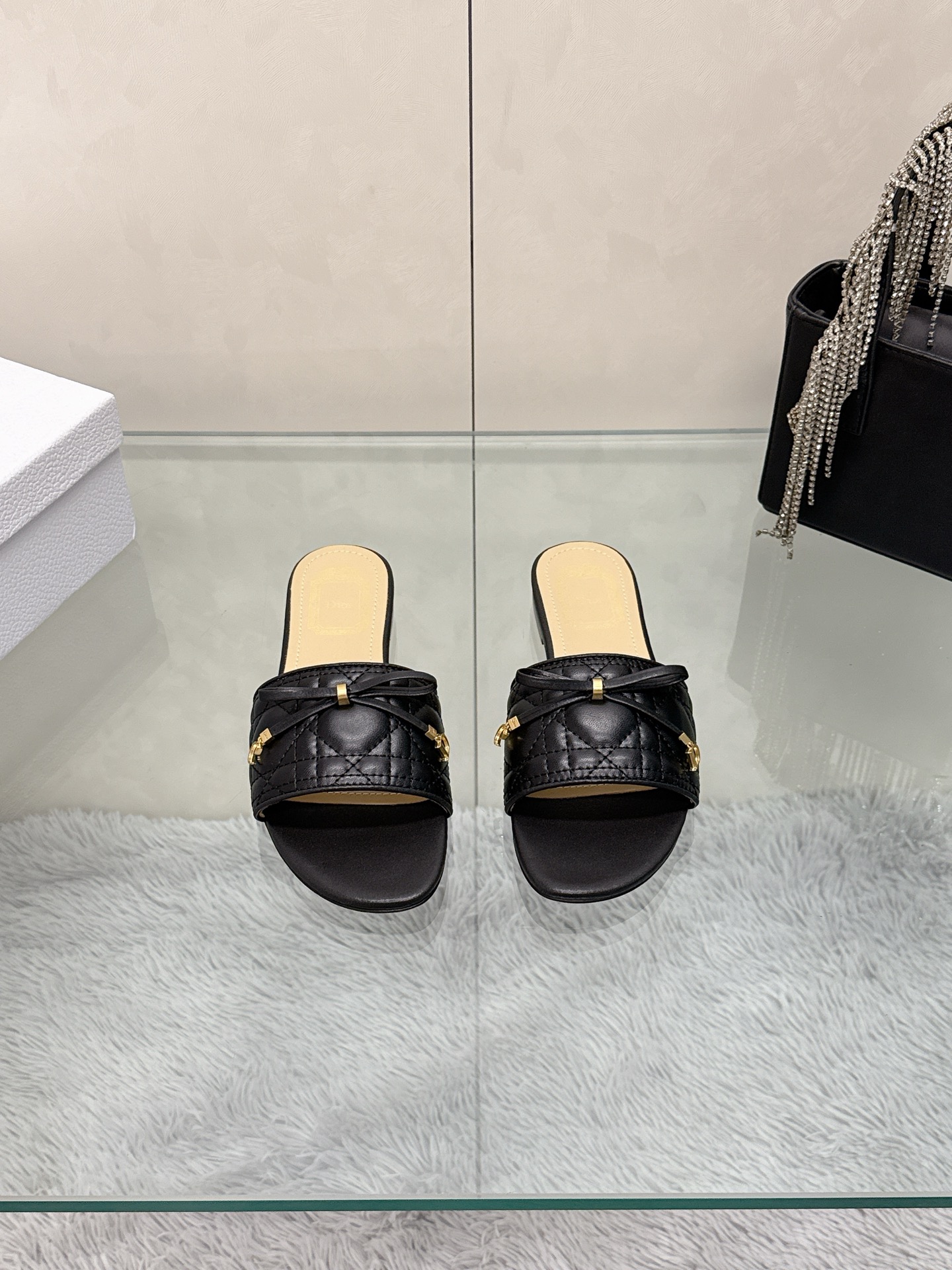 NO:867387,Spring and summer new Dior D-Lane flat slippers, classic style. The black cow leather upper displays a 5D electric cannage pattern and is decorated with a gold-finished metal CD buckle logo, highlighting the fashionable temperament. The padded leather insole creates a comfortable wearing experience, and the simple design is easy to put on and take off, creating a casual look. Original upper material, sheepskin lining, sole Italian leather outsole  Size 35-39 (40, 41 customization is not returnable), slippers, dior, dior, slippers, cowhide, sheepskin, Leather soles19860909春夏新款Dior D-Lane 迪奥平底 拖鞋,经典风格.黑色牛皮革鞋面展示5D电秀藤格纹图案,饰以金色饰面金属 CD扣标志,彰显时尚气质.加垫皮革内底打造舒适的穿着体验,简约的设计便于穿脱,打造休闲的造型. 鞋面原版材料 内里羊皮内里 鞋底意大利真皮大底 码数35-39（40,41定制不退换）,拖鞋,dior,dior,slippers,cowhide,sheepskin,Leather soles,Women's Shoes