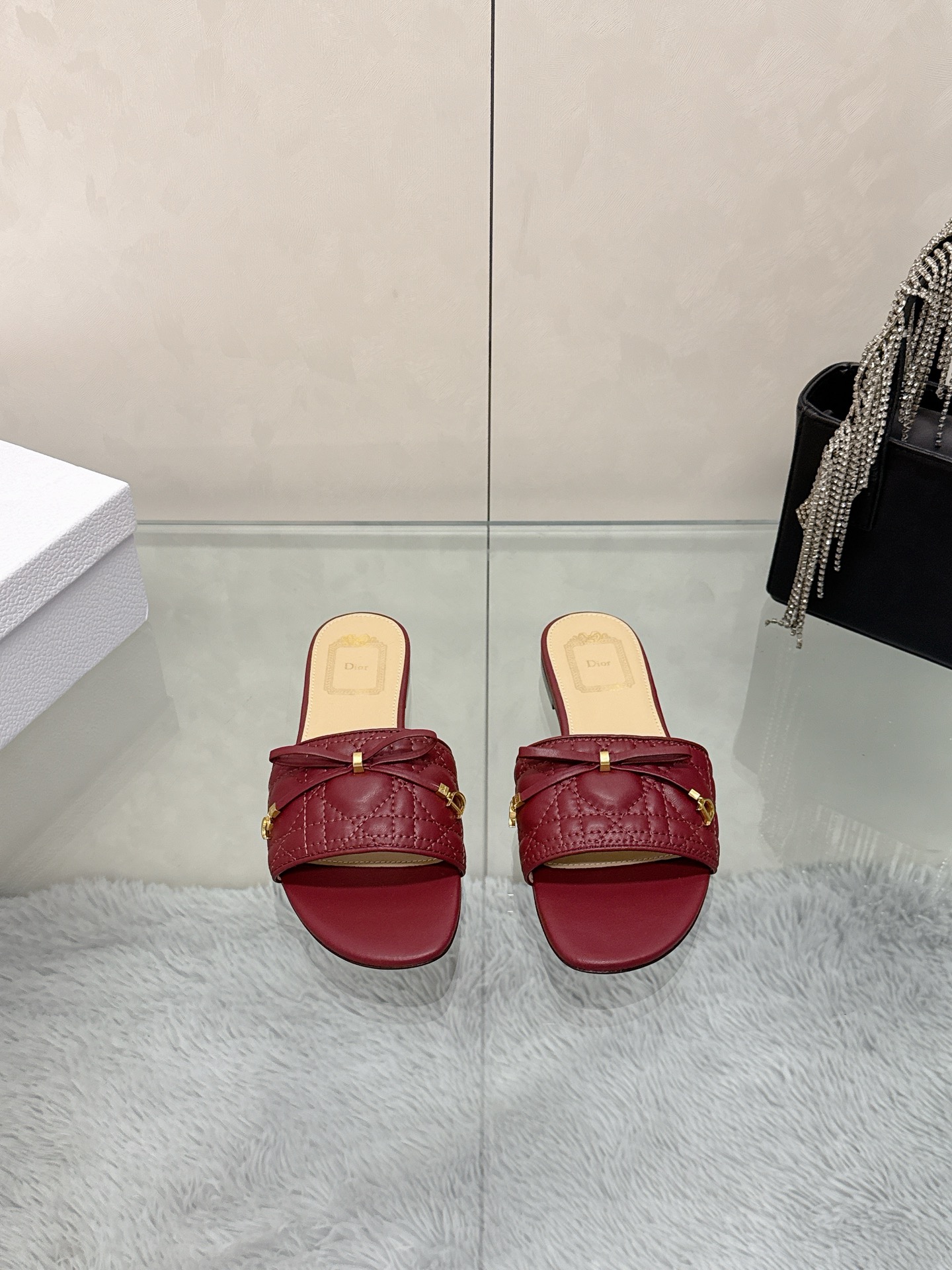 NO:867396,New spring and summer Dior D-Lane flat slippers, classic style. Black cow leather upper displays 5D electric cannage pattern, decorated with gold-finished metal CD buckle logo, highlighting fashionable temperament. Padded leather insole creates a comfortable wearing experience, simple design is easy to put on and take off, creating a casual look. Original upper material, inner sheepskin lining, sole Italian leather outsole  Size 35-39 (40, 41 customization is not returnable), slippers, dior, dior, slippers, cowhide, sheepskin, Leather soles19860909春夏新款Dior D-Lane 迪奥平底拖鞋,经典风格.黑色牛皮革鞋面展示5D电秀藤格纹图案,饰以金色饰面金属 CD扣标志,彰显时尚气质.加垫皮革内底打造舒适的穿着体验,简约的设计便于穿脱,打造休闲的造型. 鞋面原版材料 内里羊皮内里 鞋底意大利真皮大底 码数35-39（40,41定制不退换）,拖鞋,dior,dior,slippers,cowhide,sheepskin,Leather soles,Women's Shoes