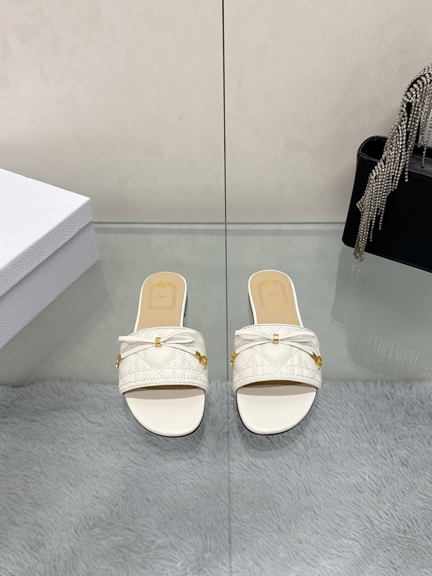 NO:867404,Spring and summer new Dior D-Lane flat-heeled slippers, classic style. Black cow leather upper displays 5D electric cannage pattern, decorated with gold-finished metal CD buckle logo, highlighting fashionable temperament. Padded leather insole creates a comfortable wearing experience, simple design is easy to put on and take off, creating a casual look. Original upper material, lining sheepskin lining, sole Italian leather outsole  Size 35-39 (40, 41 customization is not returnable), slippers, dior, dior, slippers, cowhide, sheepskin, Leather soles19860909春夏新款Dior D-Lane 迪奥平跟拖鞋,经典风格.黑色牛皮革鞋面展示5D电秀藤格纹图案,饰以金色饰面金属 CD扣标志,彰显时尚气质.加垫皮革内底打造舒适的穿着体验,简约的设计便于穿脱,打造休闲的造型. 鞋面原版材料 内里羊皮内里 鞋底意大利真皮大底 码数35-39（40,41定制不退换）,拖鞋,dior,dior,slippers,cowhide,sheepskin,Leather soles,Women's Shoes