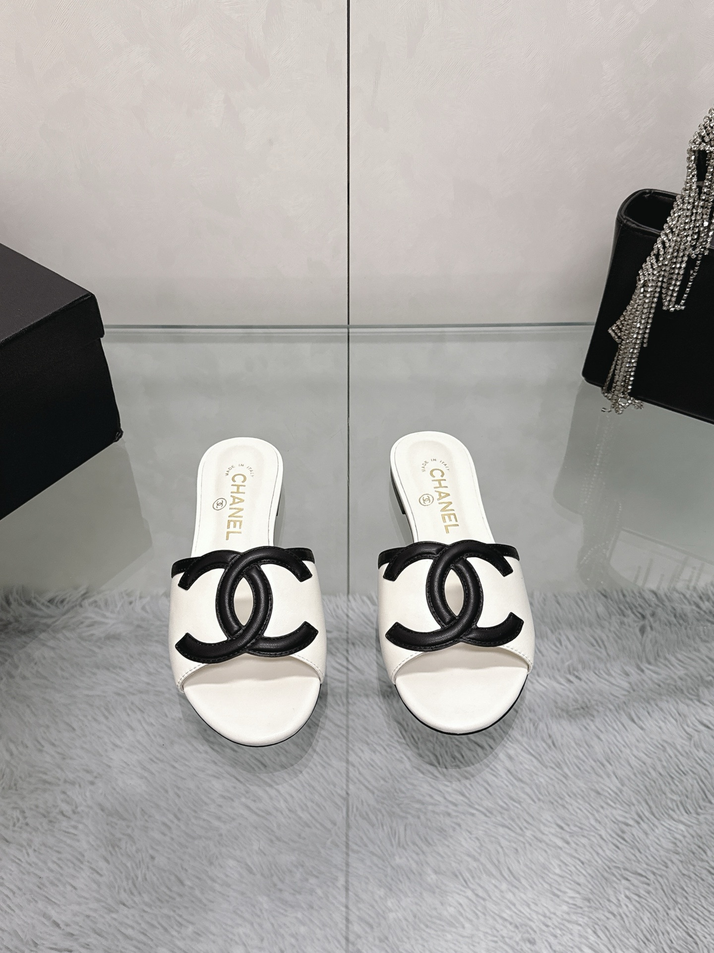 NO:867414,CHANEL Chanel's latest spring and summer model, the latest series in the counter, double C logo kitten heel sandals, many celebrity Internet celebrities have planted grass, the upper is decorated with the brand's classic interlocking double C, made of contrasting calfskin and patent leather, full of brand recognition, one-line strap with open toe design, both refreshing and refined. The flat heel 1.0CM not only elongates the leg shape, but is more comfortable than high heels, suitable for daily commuting and travel. Counter packaging, Italian leather outsole  Size35-40,slippers,chanel,chanel,high heels,slippers,cowhide,Leather soles19860909CHANEL香奈儿春夏最新款 专柜最新系列 双C标识小猫跟凉拖 超多明星网红种草 鞋面以品牌经典的互锁双C为核心装饰,采用撞色小牛皮 漆皮打造 品牌辨识度拉满 一字带露趾设计 兼顾清爽与精致 平底跟1.0CM既拉长腿型 又比高跟鞋更舒适 适合日常通勤 出行 专柜包装 意大利真皮大底 Size35-40,拖鞋,chanel,chanel,high heels,slippers,cowhide,Leather soles,Women's Shoes