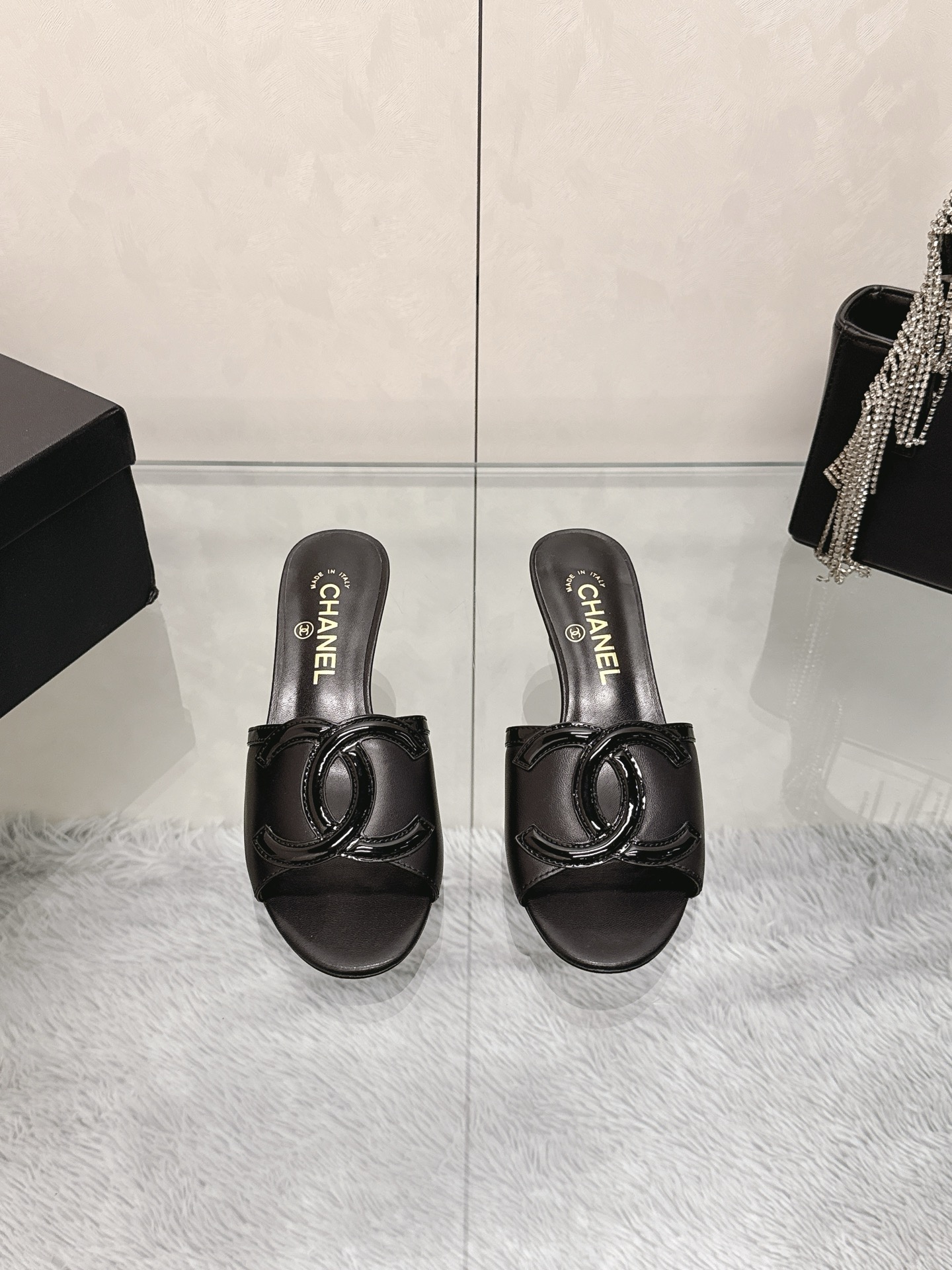 NO:867379,CHANEL Chanel's latest spring and summer model, the latest series in the counter, double C logo kitten heel sandals, many celebrity Internet celebrities have planted grass. The upper is decorated with the brand's classic interlocking double C, made of contrasting calfskin and patent leather. The brand is highly recognizable. Straight-line open toe design, both refreshing and refined. The heel is a kitten heel 2.5CM, which elongates the leg shape and is more comfortable than high heels. Suitable for daily commuting and travel. Counter packaging. Italian leather outsole.  Size35-40,slippers,chanel,chanel,high heels,slippers,cowhide,Leather soles19860909CHANEL香奈儿春夏最新款 专柜最新系列 双C标识小猫跟凉拖 超多明星网红种草 鞋面以品牌经典的互锁双C为核心装饰,采用撞色小牛皮 漆皮打造 品牌辨识度拉满 一字带露趾设计 兼顾清爽与精致 鞋跟为小猫跟2.5CM既拉长腿型 又比高跟鞋更舒适 适合日常通勤 出行 专柜包装 意大利真皮大底 Size35-40,拖鞋,chanel,chanel,high heels,slippers,cowhide,Leather soles,Women's Shoes