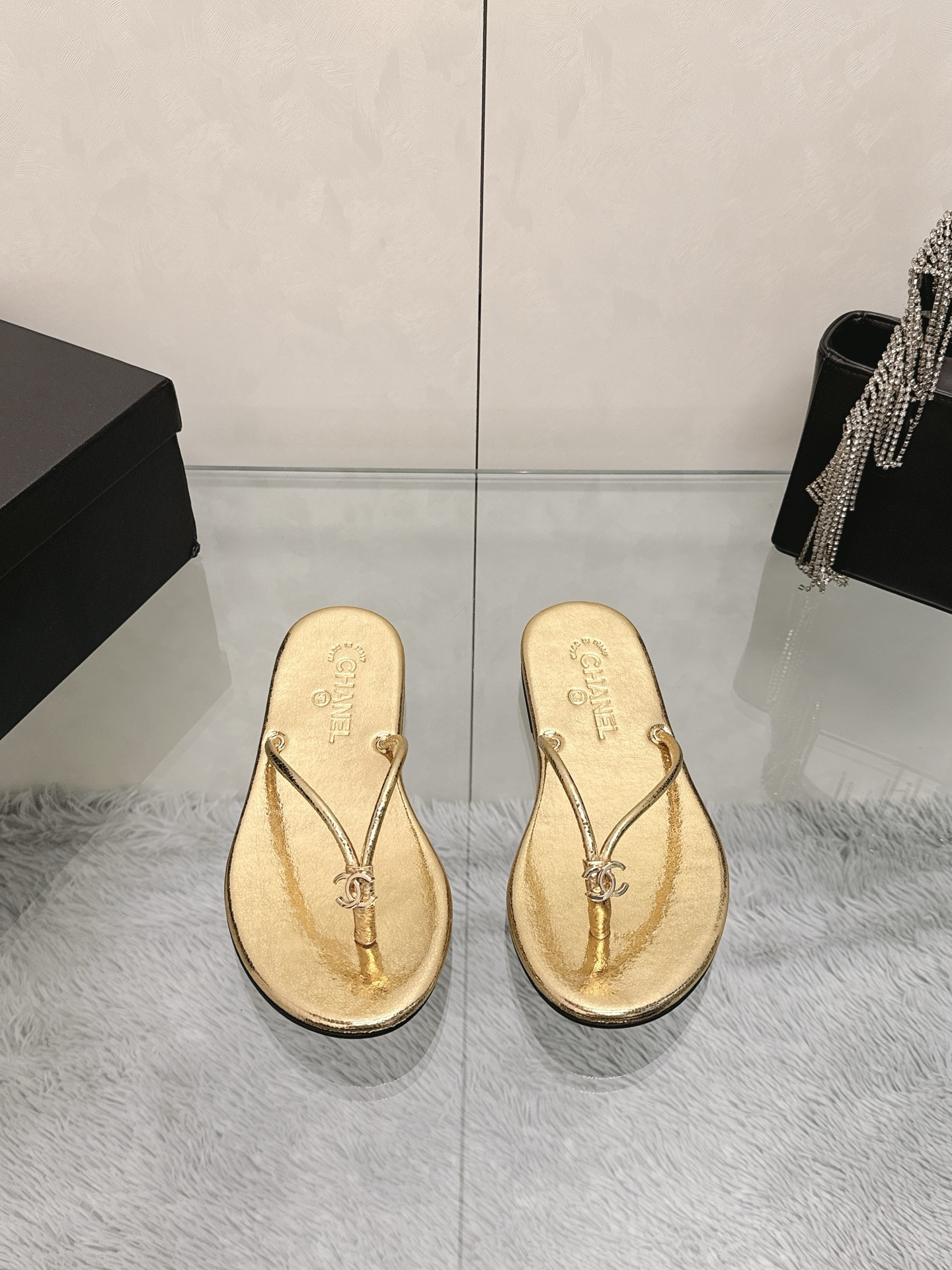 NO:867389,Chanel Flip Flop Slippers Series 2026★★★★★ The latest style worn by many celebrities and Internet celebrities, a versatile series popularized by domestic and foreign bloggers, the first choice for spring and summer wardrobe must-have flip flops. Designed exclusively by Chanjia. Upper sheepskin lining: Imported crystal sheepskin lining. Original molded outsole. Customized outsole. Shoe size: 35-39 (40, 41, custom-made, non-refundable)  Delivery of luxury latest counters with simultaneous packaging, slippers, chanel, chanel, slippers, sheepskin19860909香奈儿人字拖 拖鞋系列 2026★★★★★ 最新款 众多明星网红上脚,国内外博主刷爆的一个百搭系列,春夏衣橱搭配必备 凉拖首选.设计香家专属 鞋面羊皮 内里: 进口水晶羊皮内里 大底原版开模定制大底 鞋码: 35-39（40、41、定做不退换） 配送豪华最新专柜同步包装,拖鞋,chanel,chanel,slippers,sheepskin,Women's Shoes