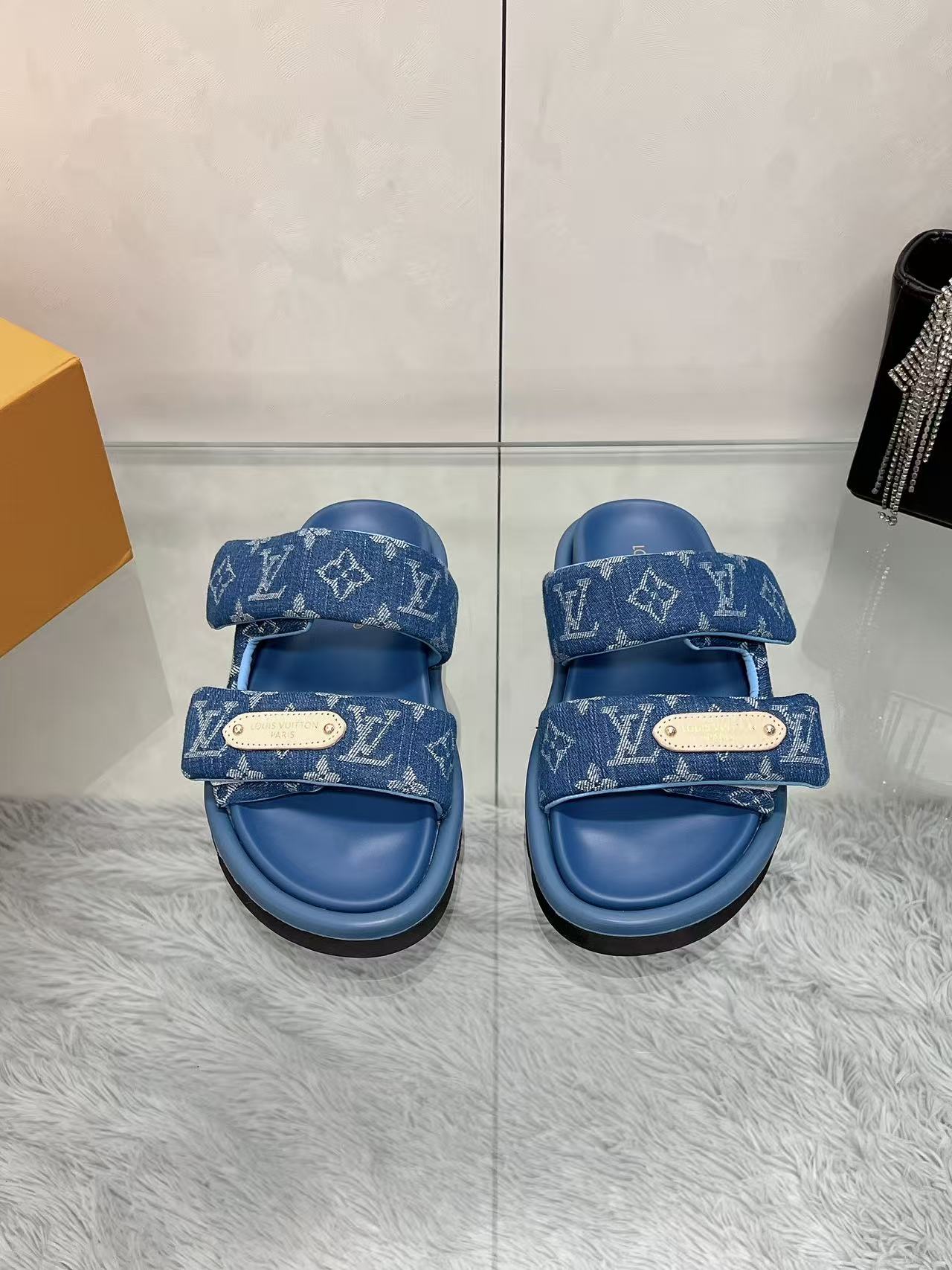 NO:867409,LV's most popular men's and women's sizes are 35-44. Couple's size Louis Vuitton bread slippers. Another hot style. LV's super popular presbyopia slippers, which are at their peak as soon as they are released, have a bready feel on the feet. They are soft and super comfortable. Popular Little Red Book, high-end and lazy style... There is no soul in the summer without a pair of ugly slippers. I came to plant grass today. The 25th spring rainbow color is perfect for this summer. It shows a sense of high-end. The embossed silk design is full and fluffy, which is particularly good.  I fell in love with Xianbai inexplicably. The soles are immediately increased by 3 centimeters, and the NICE Velcro design is wide and can make the feet look slimmer and more beautiful. My favorite in summer!  !  This design is so fashionable and can be paired with cool styles!  !  Size female 35-40 male 39-44, slippers, louis vuitton, louis vuitton, slippers19860909LV爆款男女同款码数35-44 情侣码  路易威登面包拖 又一爆款 LV一出即巅峰的超爆款的老花拖鞋面包的脚感 软绵绵的超舒服 火爆小红书 高级慵懒风.... 夏天没有一双丑拖鞋是没有灵魂的 今天就来种草了 25开春彩虹色太适合这个夏季了显高级 感 浮雕丝绸设计饱满蓬蓬的效果特别有好感 显白莫名其妙的爱上了. 鞋底立增3公分, NICE 魔术贴的设计宽宽的可以显的脚好瘦好好看 夏天最爱！！ 这个设计太时尚了 酷酷的风格也可以搭配！！ Size女35-40 男39-44,拖鞋,louis vuitton,louis vuitton,slippers,Women's Shoes