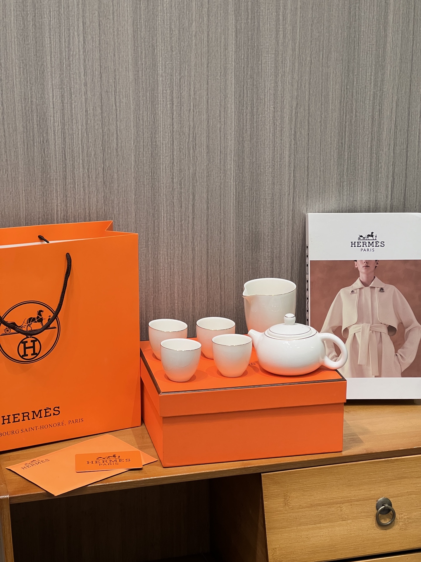 NO:809143,[Hermes Tea Set Series] There are always some tender moments in a tiring life, such as stopping to make a good cup of tea. Suet-fat jade tea set set with handbag. The set includes 4 teapots, male cups, and teacups. Tea set      cup, Hermes19860909【Hermes茶具系列】 疲惫生活里总要有些温柔的瞬间,比如停下来来,泡壶好茶. 羊脂玉茶具套装 配手提包 一套包含茶壶,公杯,茶杯4个.,茶具    杯子,,accessory