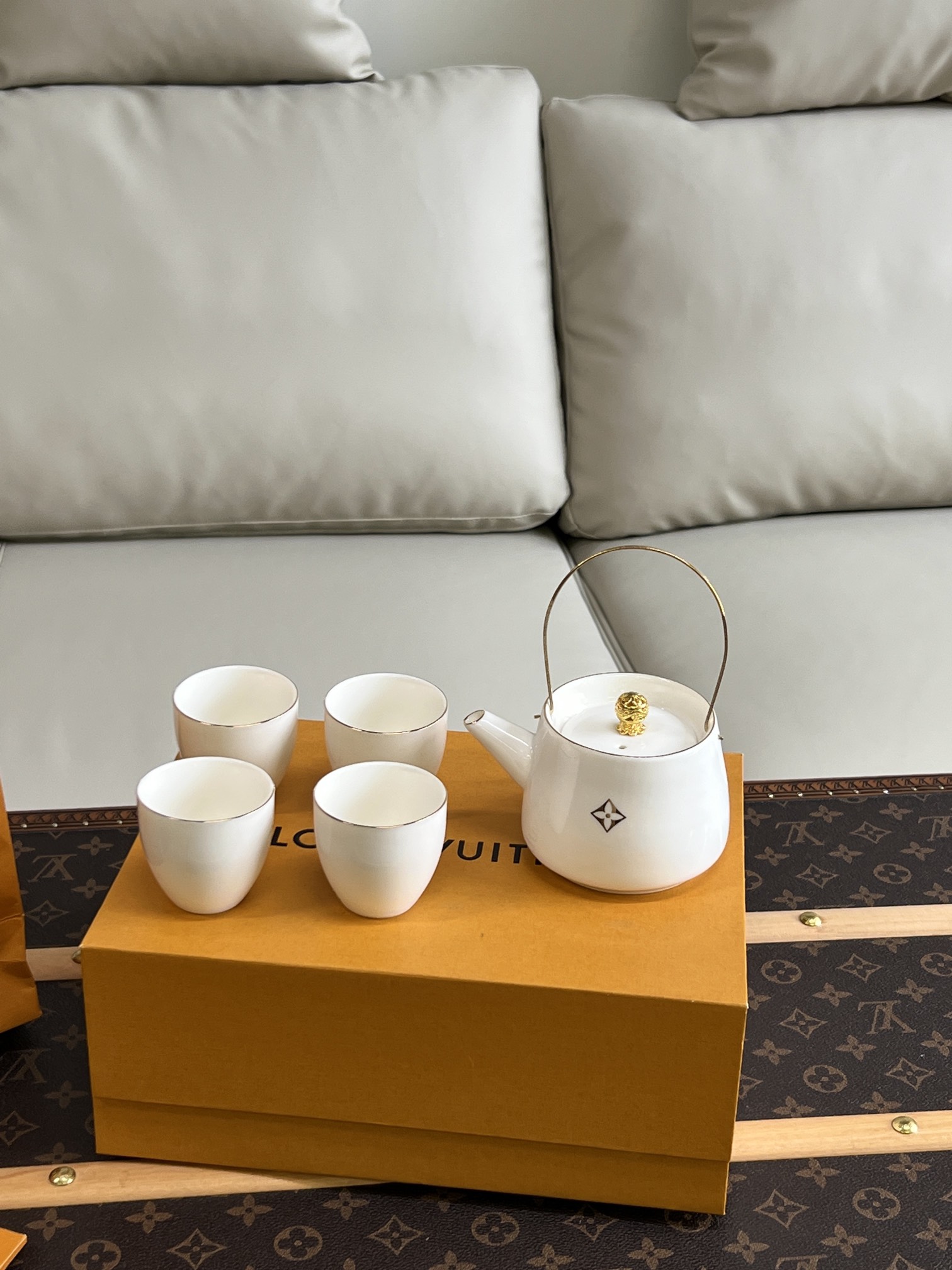 NO:809147,LV tea set set contains 4 tea cups and 1 teapot~~, tea set     cup, louis vuitton19860909LV茶具套装 套装含4个茶杯 1个茶壶～～,茶具    杯子,louis v,accessory