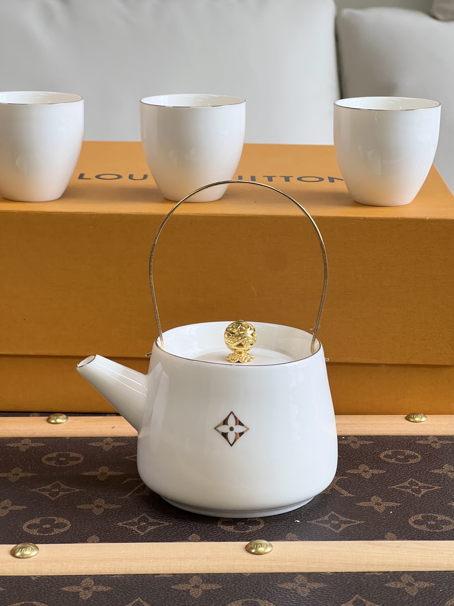 NO:809145,Detailed view of the teapot. The teapot is made of soft mutton-fat jade, and floral elements are cleverly integrated into the handle, lid, bottom and body. It matches well with the teacup set, bringing a gentle style to tea drinking time and home furnishings. The teacup has exquisitely carved flowers on the handle, bottom of the cup and saucer, so you can enjoy the gentle tea drinking time!  !  ,tea set    cup19860909细节图 茶壶 选取柔润羊脂玉,花卉元素巧妙融入手柄、壶盖、壶底和壶身,与茶杯套装搭配相宜,为茶饮时光和家居陈设带来温雅格调. 茶杯 在手柄、杯底和茶碟上匠心雕琢 花卉,尽享温雅茶饮时光！！,茶具,accessory
