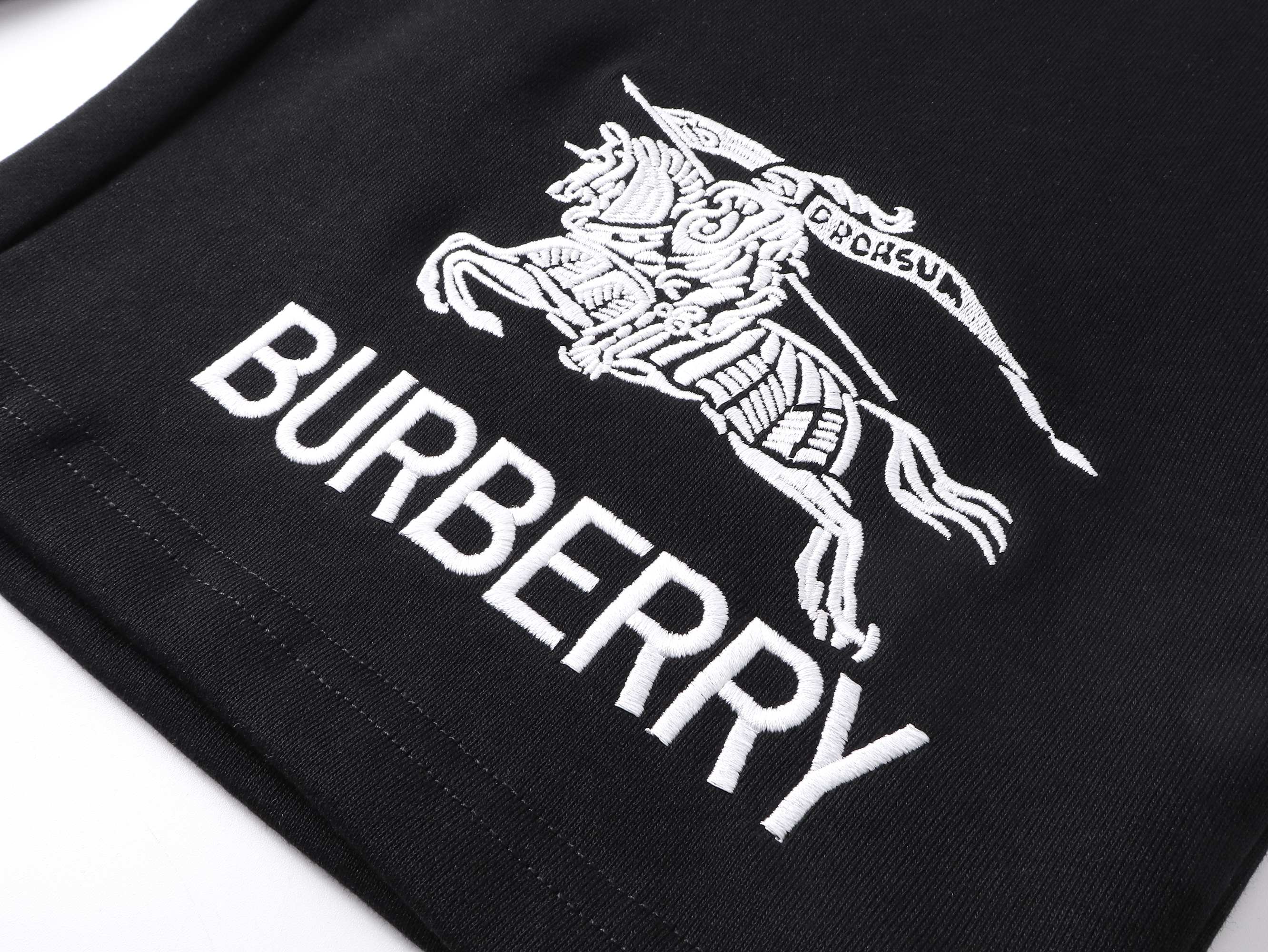 Burberry/巴宝莉 25ss 战马刺绣短裤黑色 白色 宽松版型-Chinese UA Cheap High Quatity Brand Clothes Bags handbags Sneakers wholesale wholesaler seller from China Factory suppliers Fashion Clothing Shoes best Quality Beautiful Price Burberry/巴宝莉 25ss 战马刺绣短裤黑色 白色 宽松版型