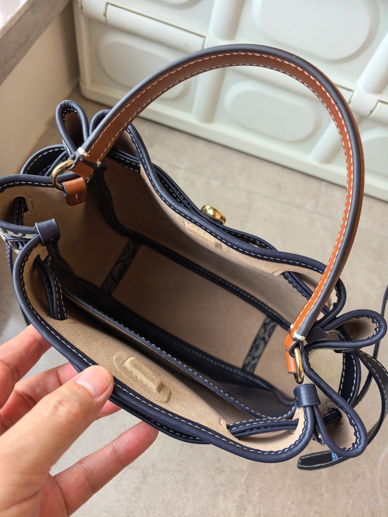 Tory Burch Toryburch全新抽绳购物托特ROMY手提斜挎水桶包 采用细腻厚实的头层牛皮材质