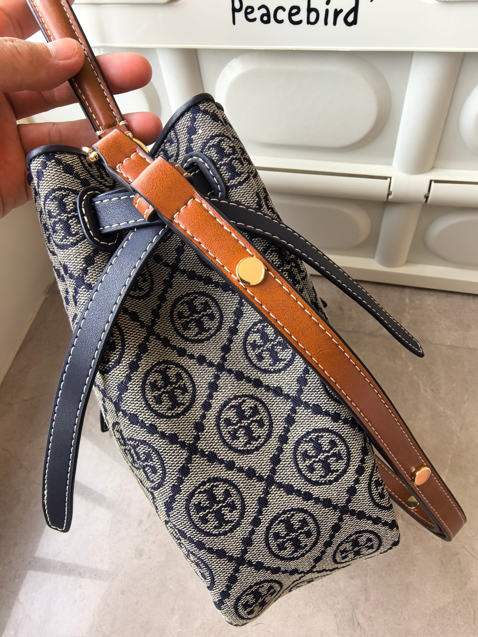 Tory Burch Toryburch全新抽绳购物托特ROMY手提斜挎水桶包 采用细腻厚实的头层牛皮材质