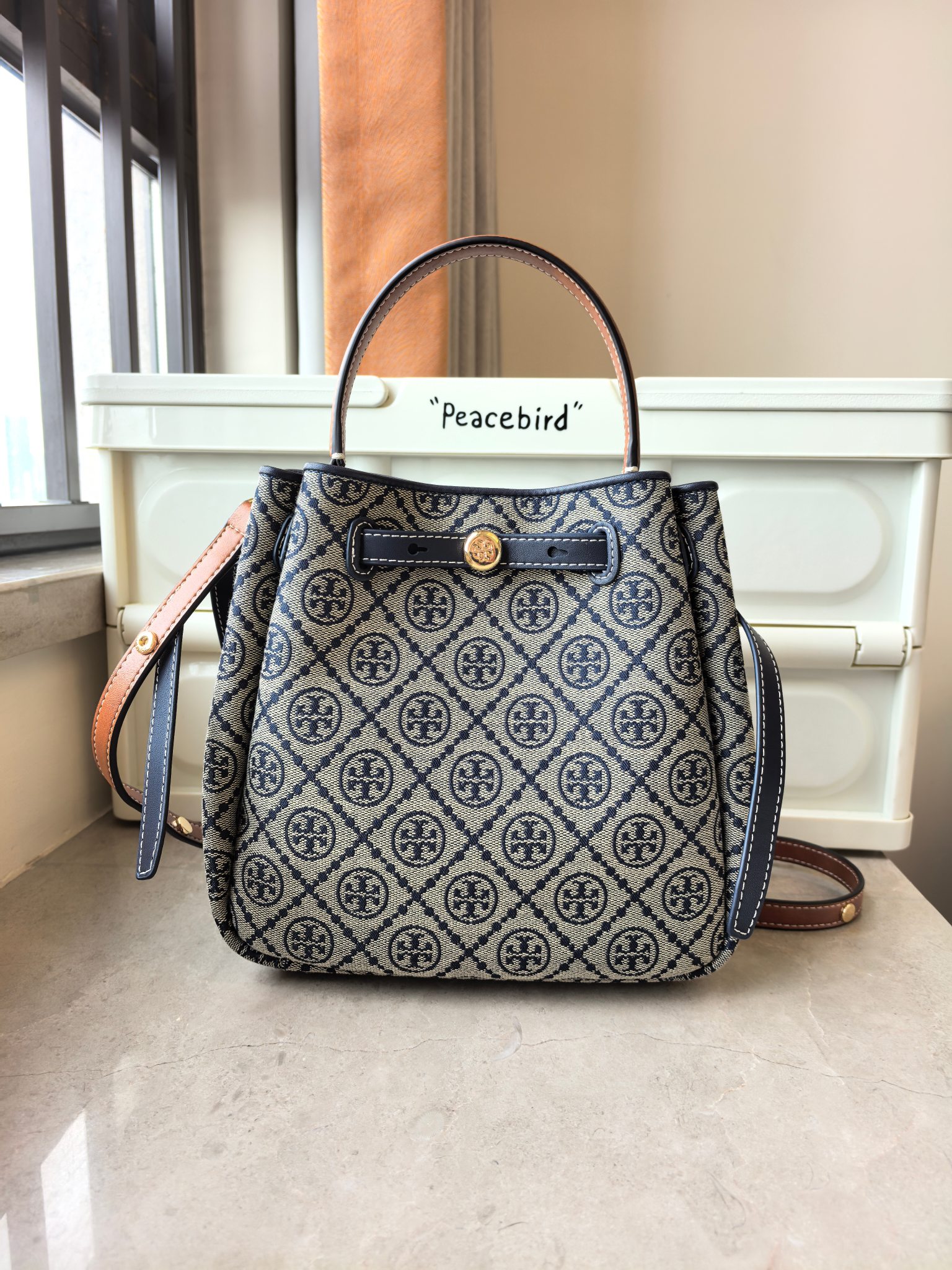 Tory Burch Toryburch全新抽绳购物托特ROMY手提斜挎水桶包 采用细腻厚实的头层牛皮材质