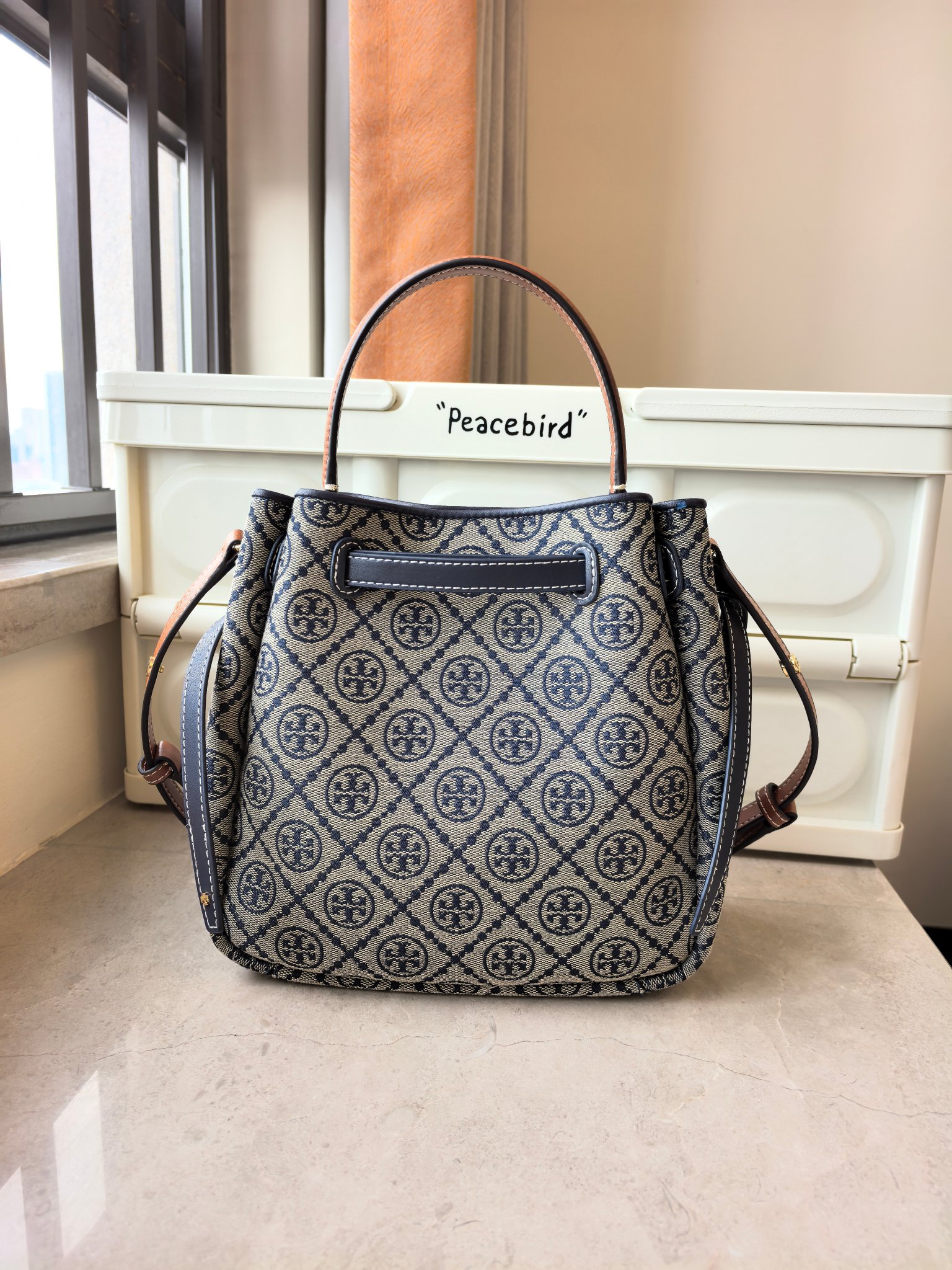 Tory Burch Toryburch全新抽绳购物托特ROMY手提斜挎水桶包 采用细腻厚实的头层牛皮材质