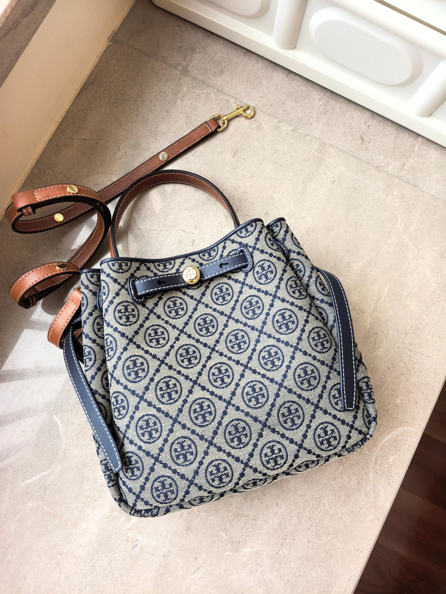 Tory Burch Toryburch全新抽绳购物托特ROMY手提斜挎水桶包 采用细腻厚实的头层牛皮材质