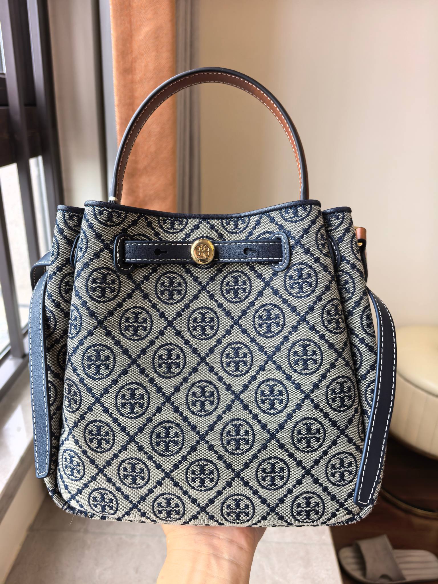 Tory Burch Toryburch全新抽绳购物托特ROMY手提斜挎水桶包 采用细腻厚实的头层牛皮材质