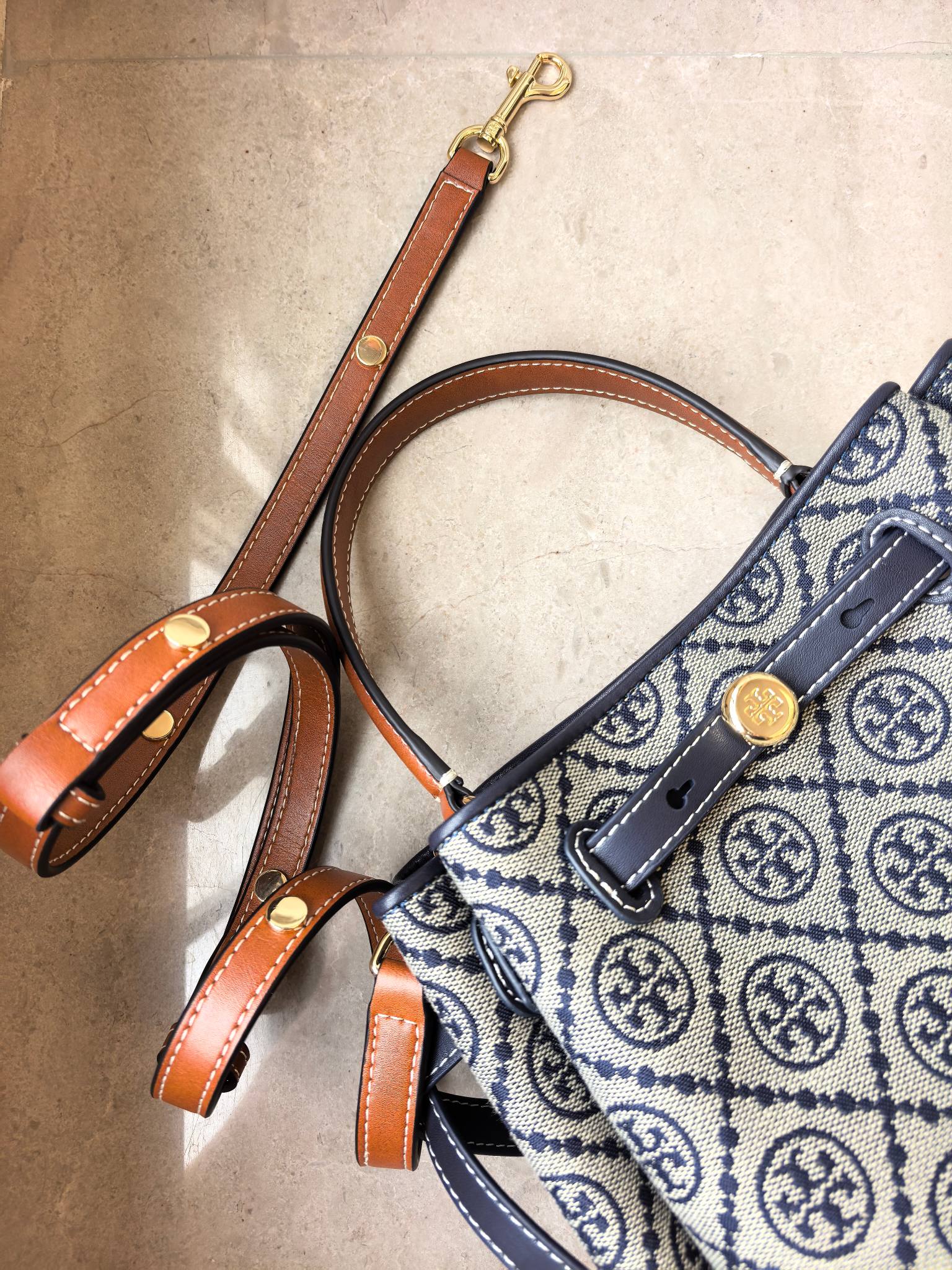 Tory Burch Toryburch全新抽绳购物托特ROMY手提斜挎水桶包 采用细腻厚实的头层牛皮材质