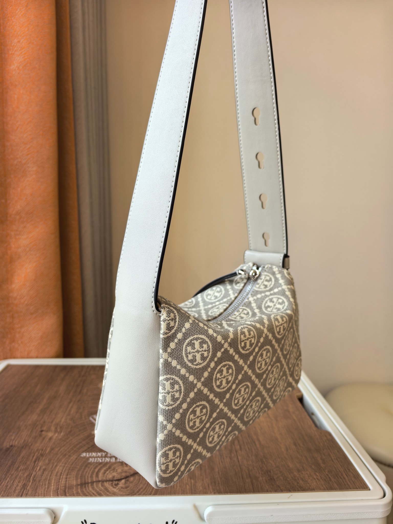 Tory Burch ～ 编号907款单肩手提包 海军蓝老花配皮